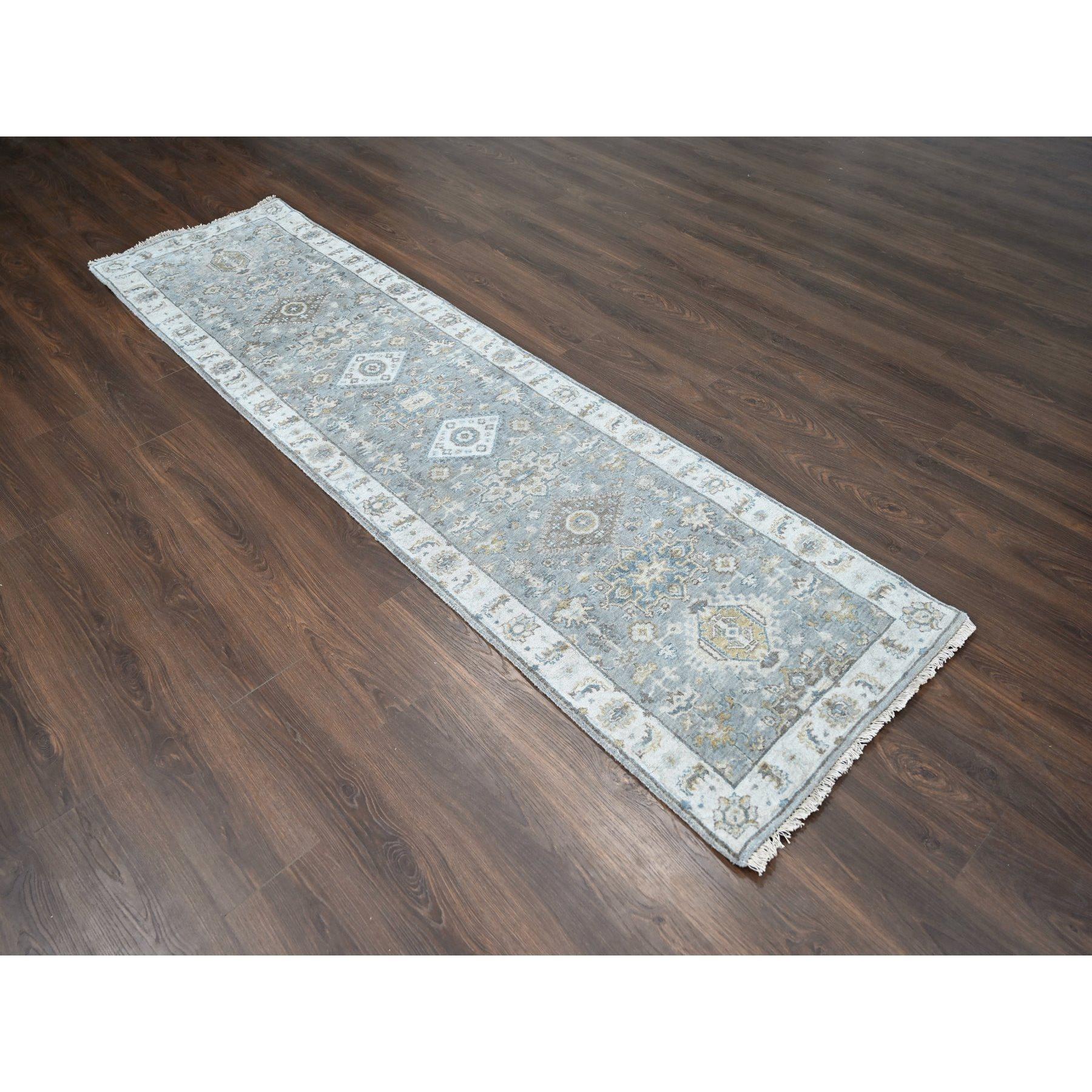 Gris moyen, Karajeh et Design/One, Laine naturelle, Noué à la main, Tapis d'Orient Runner
Matières premières : Laine
Latex : Pas de poils 
hauteur : 0,25 pouces
Style : Traditionnel
Couleur primaire : Gris
Couleurs secondaires : Marron, Beige, Or,