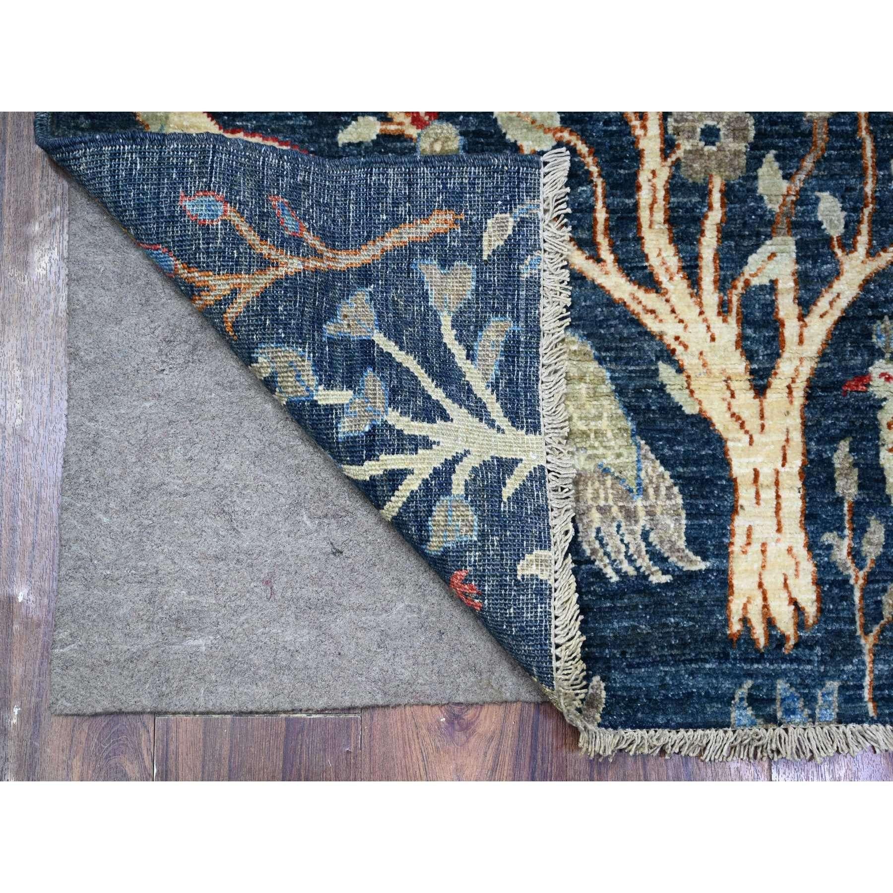 Millennium Blue, Afghan Peshawar avec des oiseaux de paradis, noué à la main, teintures végétales, laine naturelle, chemin de randonnée, tapis d'Orient
Matières premières : Laine
Latex : Pas de poils 
hauteur : 0,25 pouces
Style :