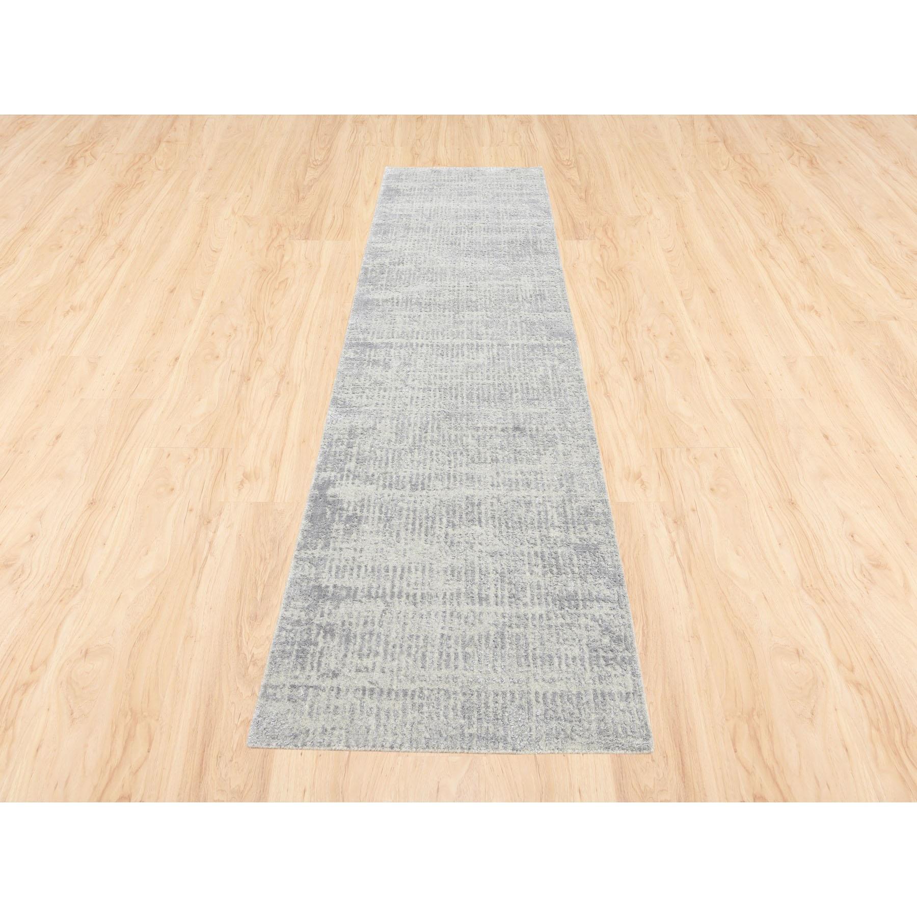 Dies ist eine wirklich echte one-of-a-kind Moderne Wolle und Kunst Seide feinen Jacquard grau Hand Loomed Runner Oriental Rug. Es wurde monatelang in jahrhundertealten Webtechniken von erfahrenen Kunsthandwerkern gewebt.
Primäre MATERIALIEN: Wolle &