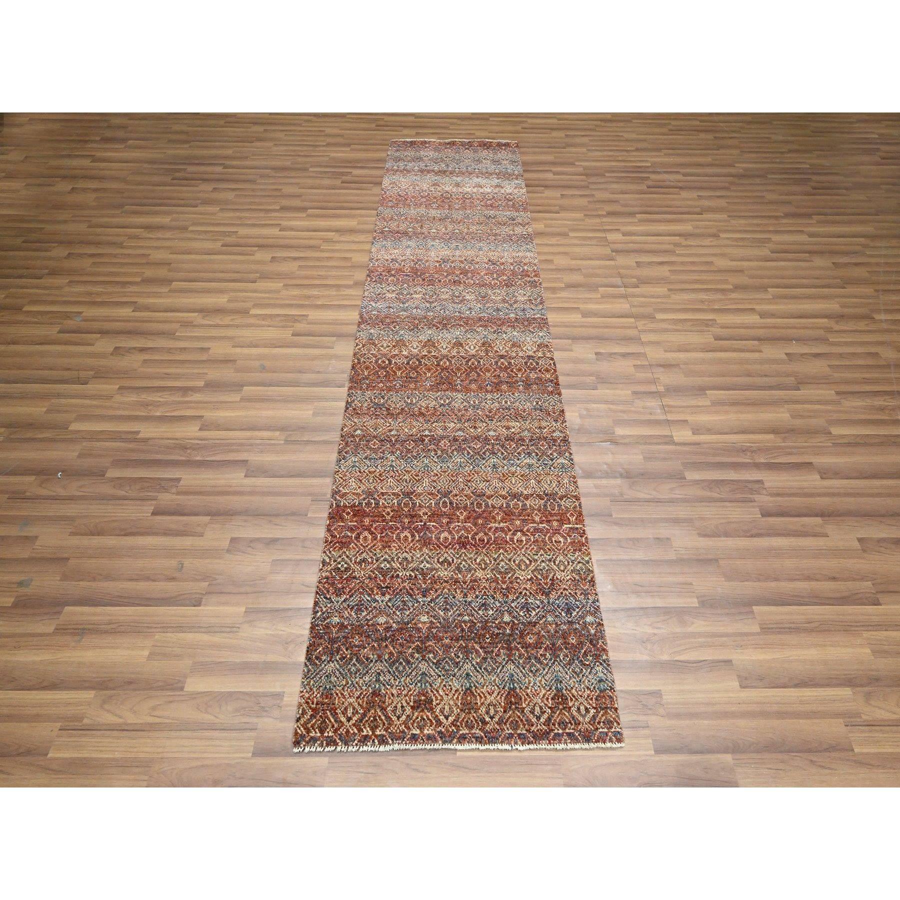 Figue d'été rouge, Kohinoor Herat avec petit motif géométrique répétitif en losange, laine douce et vibrante, ton sur ton, noué à la main, chemin de roulement, tapis d'Orient
Matières premières : Laine
Latex : Pas de poils 
hauteur : 0,25