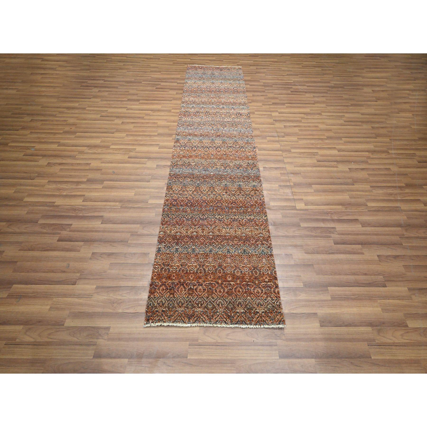 Rojo Higo Verano, Kohinoor Herat con Pequeño Dibujo Geométrico Repetitivo de Diamantes, Tono sobre Tono, Lana Suave y Brillante, Anudada a Mano, Corredor, Alfombra Oriental
Materiales primarios: Lana
Látex: Sin pelo 
altura: 0,25 Pulgadas
Estilo: