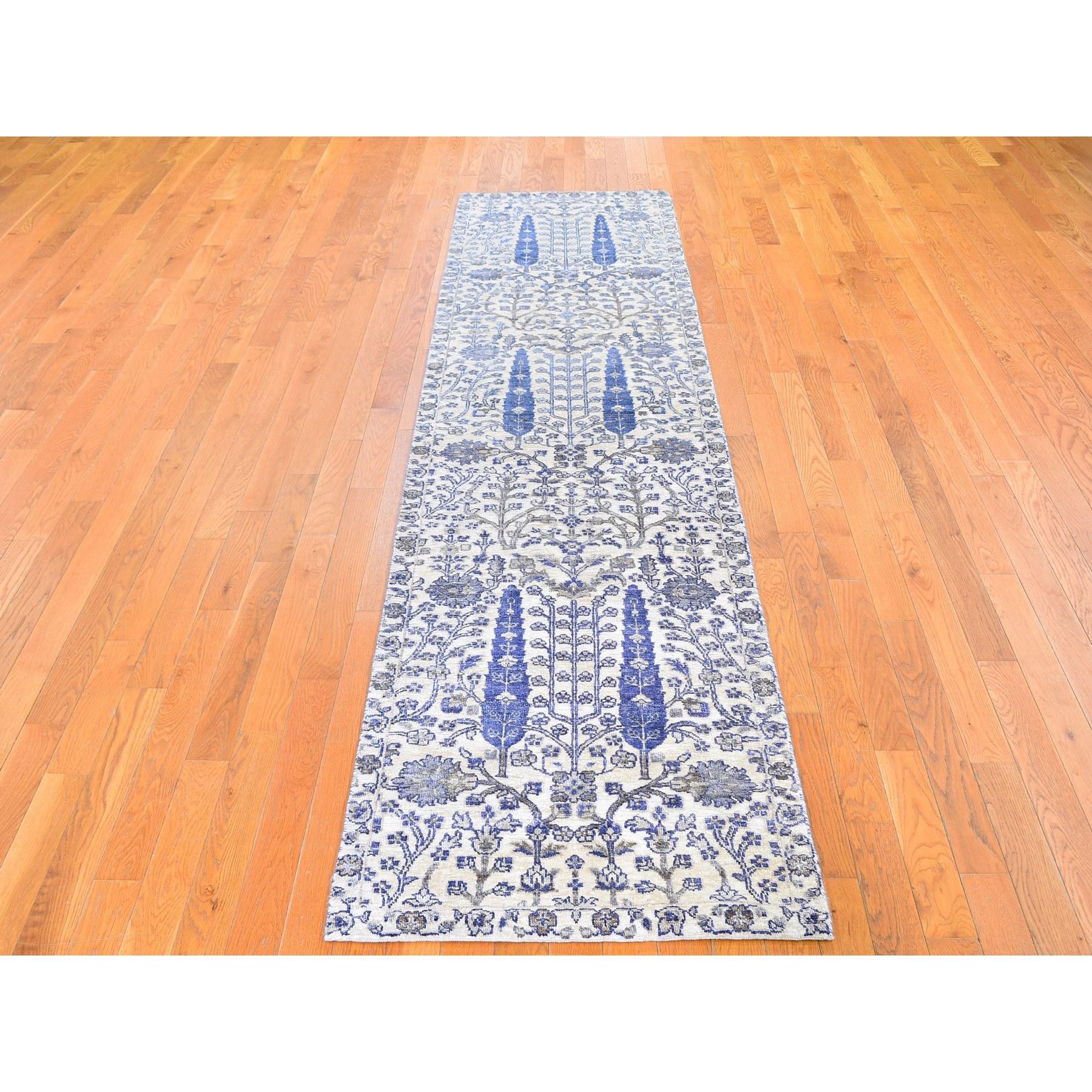 Il s'agit d'un véritable tapis d'Orient, unique en son genre, à motifs de saules et de cyprès en ivoire, en soie et laine texturée, noué à la main. Il a été tissé pendant des mois et des mois selon les techniques séculaires de l'artisanat persan par
