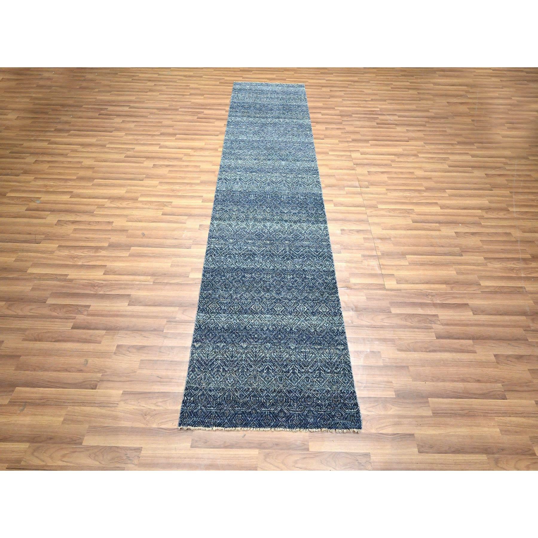 Imperial Blau, Ton in Ton, Kohinoor Herat mit kleinem geometrischem, sich wiederholendem Rautenmuster, weiche Wolle, handgeknüpft, Läufer, Orientteppich
Primäre MATERIALIEN: Wolle
Latex: Kein Flor 
Höhe: 0,25 Zoll
Stil: AM Contemporary
Grundfarbe: