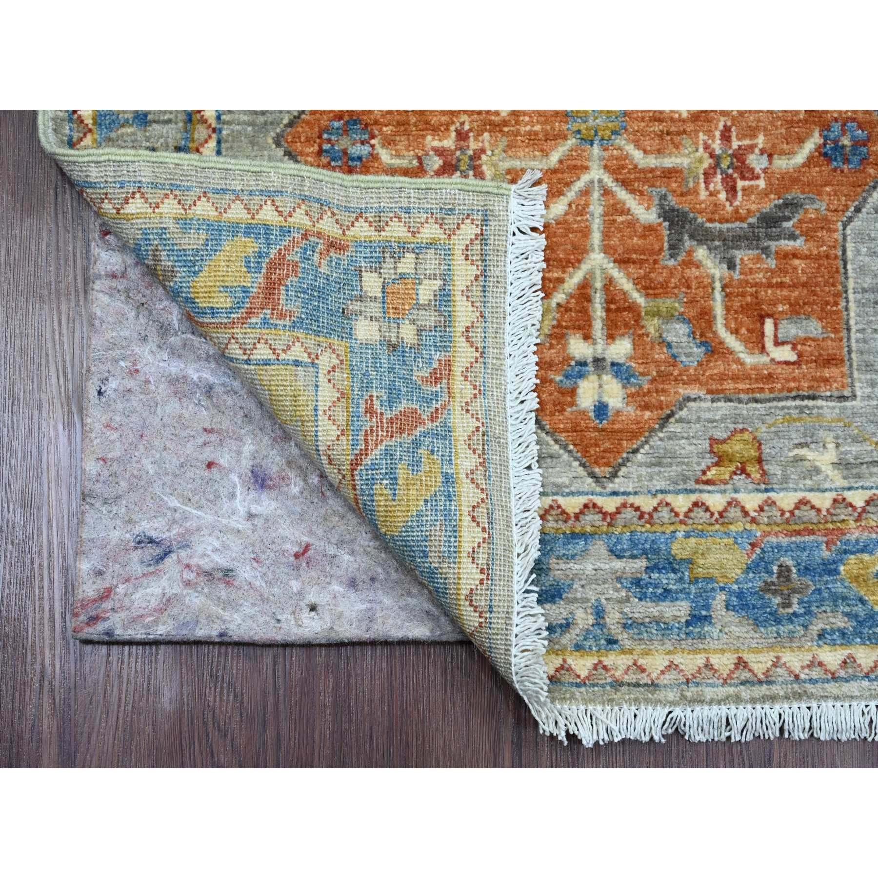 Grigio nebbioso, Aryana Grade, Peshawar afgano con disegno Akstafa caucasico, annodato a mano, lana di alta montagna, runner, tappeto orientale
Materiali primari: Lana
Lattice: No Pile 
altezza: 0,25 pollici
Stile: Di transizione
Colore primario: