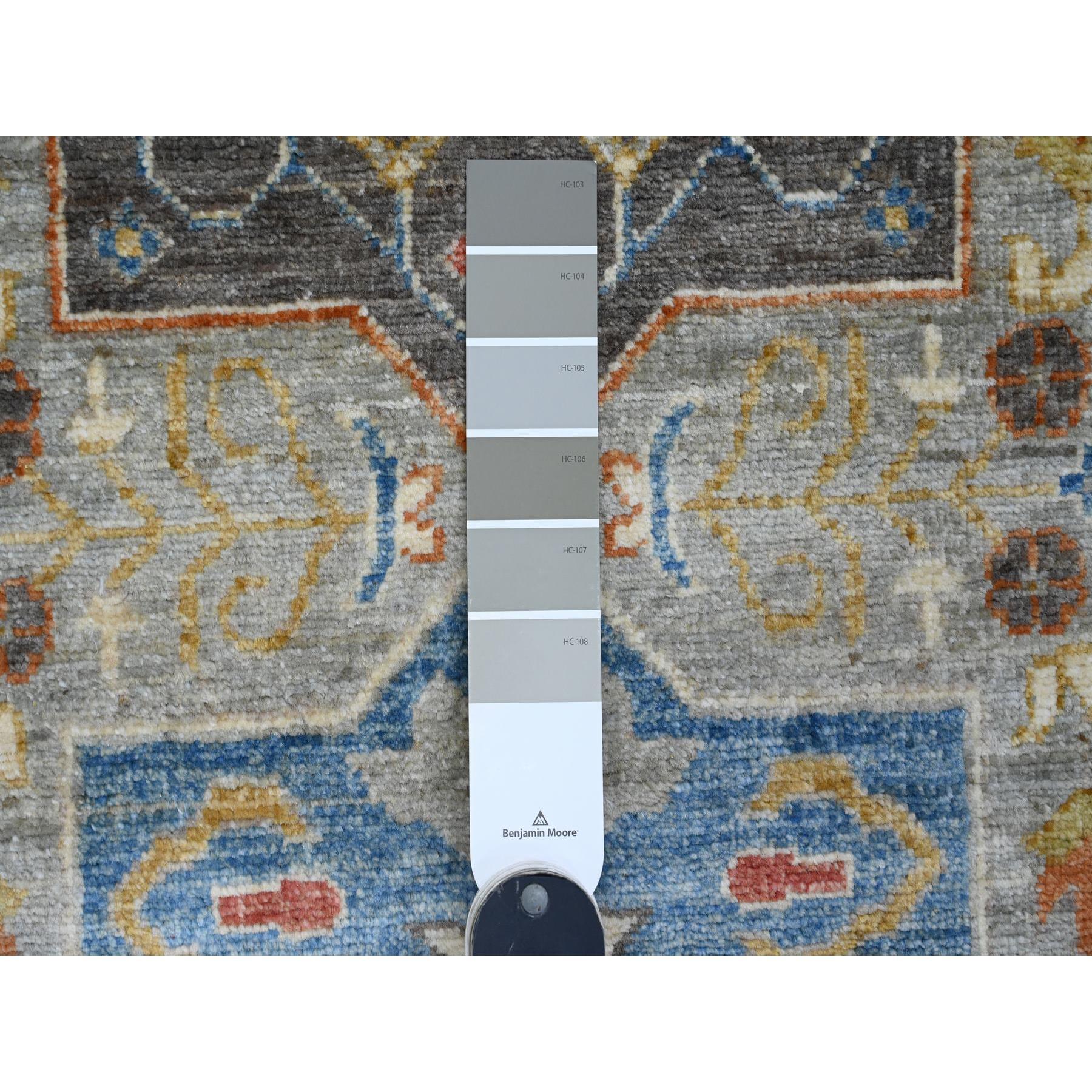 Oushak Tappeto Runner in pura lana annodato a mano con design Akstafa, di colore grigio nebbioso. in vendita