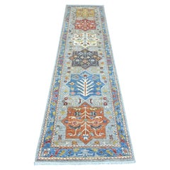 Tappeto Runner in pura lana annodato a mano con design Akstafa, di colore grigio nebbioso.