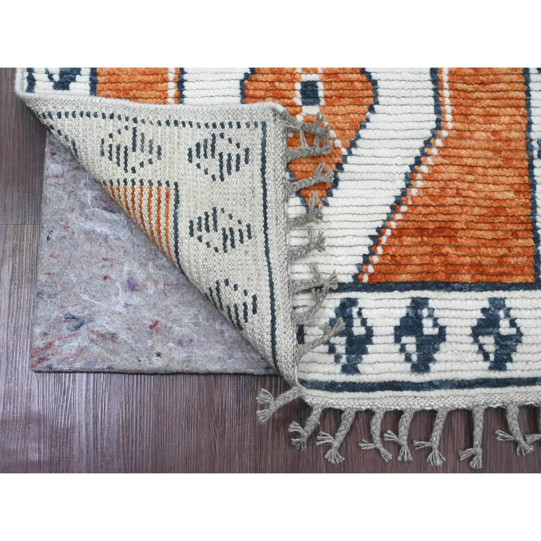 Orange brûlé, tissage marocain avec des médaillons géométriques, laine douce, noué à la main, ton sur ton, poils texturés, chemin de table, tapis d'Orient
Matières premières : Laine
Latex : Pas de poils 
hauteur : 0,25 pouces
Style :