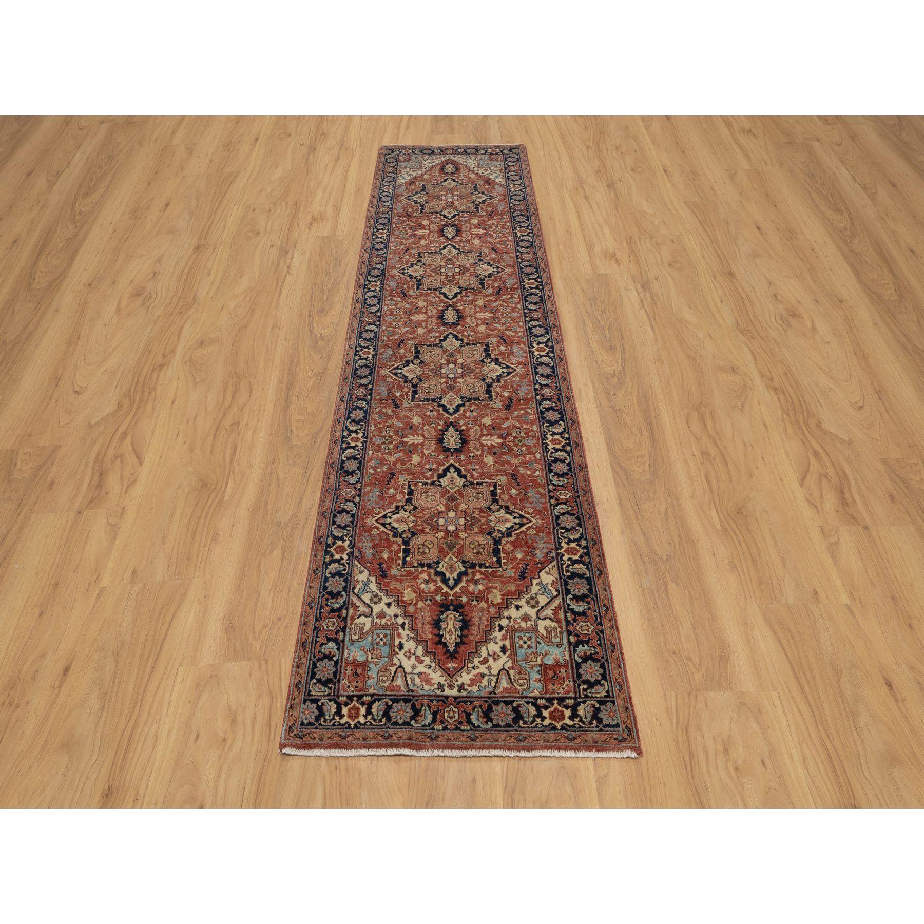 Tappeto orientale, Rosso Auburn, Ricreazione di Heriz pregiato anticato con disegno di medaglione a stella, Annodato a mano, Filato a mano in lana della Nuova Zelanda, Morbido e soffice, Runner, Tappeto orientale
Materiali primari: Lana
Lattice: No