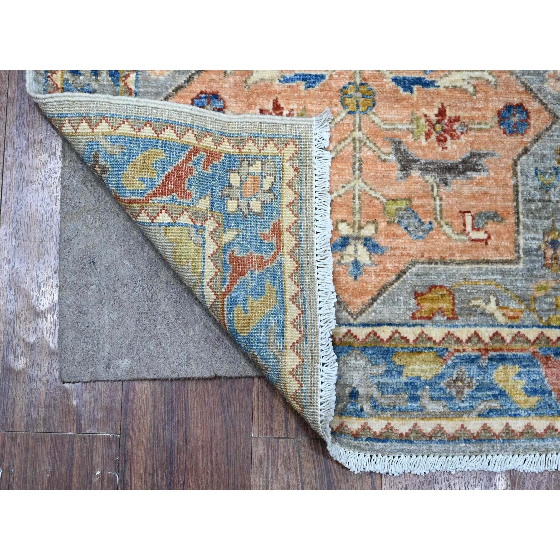 Il s'agit d'un véritable tapis d'Orient Aryana Caucasian Akstafa Design, noué à la main, en pure laine. Il a été noué pendant des mois et des mois selon des techniques de tissage séculaires par des artisans experts.
Matières premières : Laine 
Latex