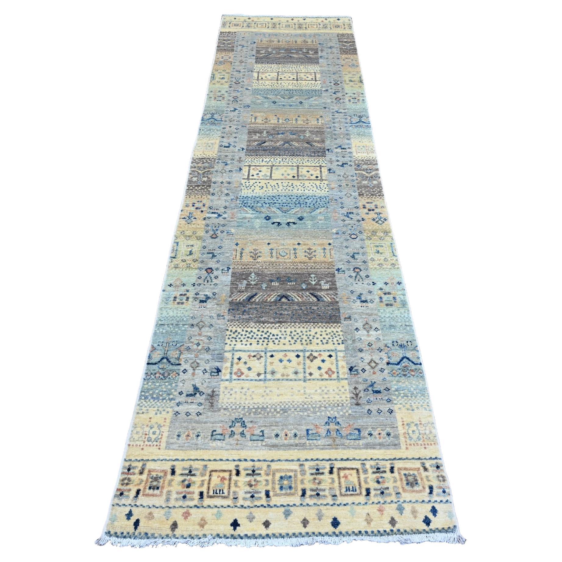 Tappeto Runner in lana annodato a mano con figure di animali Kashkuli Gabbeh Avorio 2'7 "x10'3" in vendita