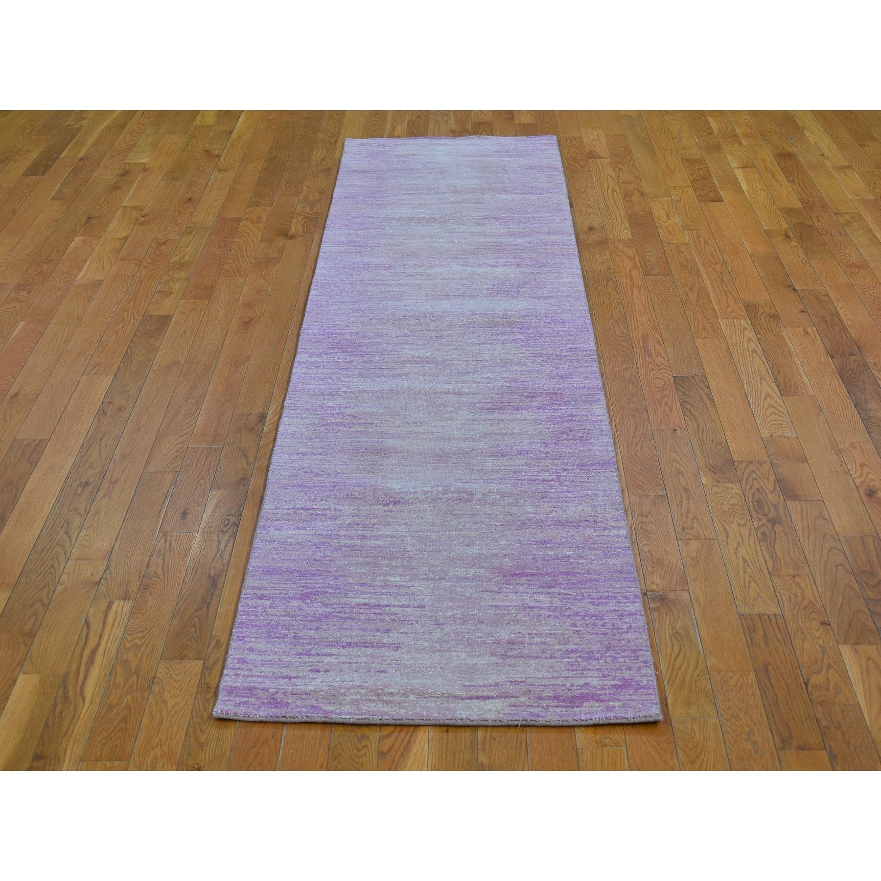 Il s'agit d'un véritable tapis d'Orient épais et pelucheux en laine organique rose à motifs horizontaux noués à la main. Il a été tissé pendant des mois et des mois selon les techniques séculaires de l'artisanat persan par des experts.
Matières