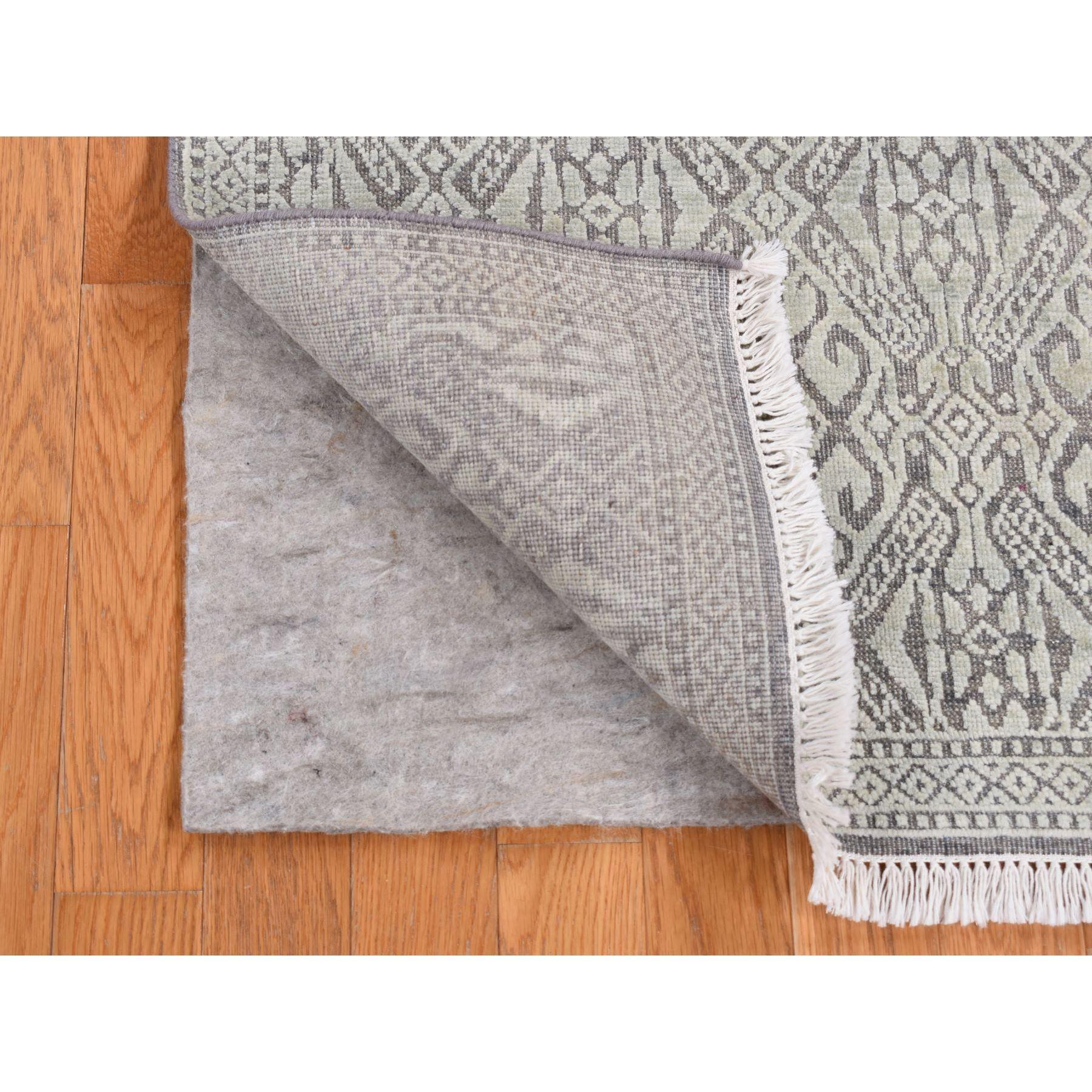 Nyanza Green, noué à la main, Abarasque Design, Tone on Tone, Pure Real Silk with Textured Wool, Runner Oriental Rug
Matériaux primaires : Laine et soie
Latex : Pas de poils 
hauteur : 0,25 pouces
Style : Transitionnel
Couleur primaire :