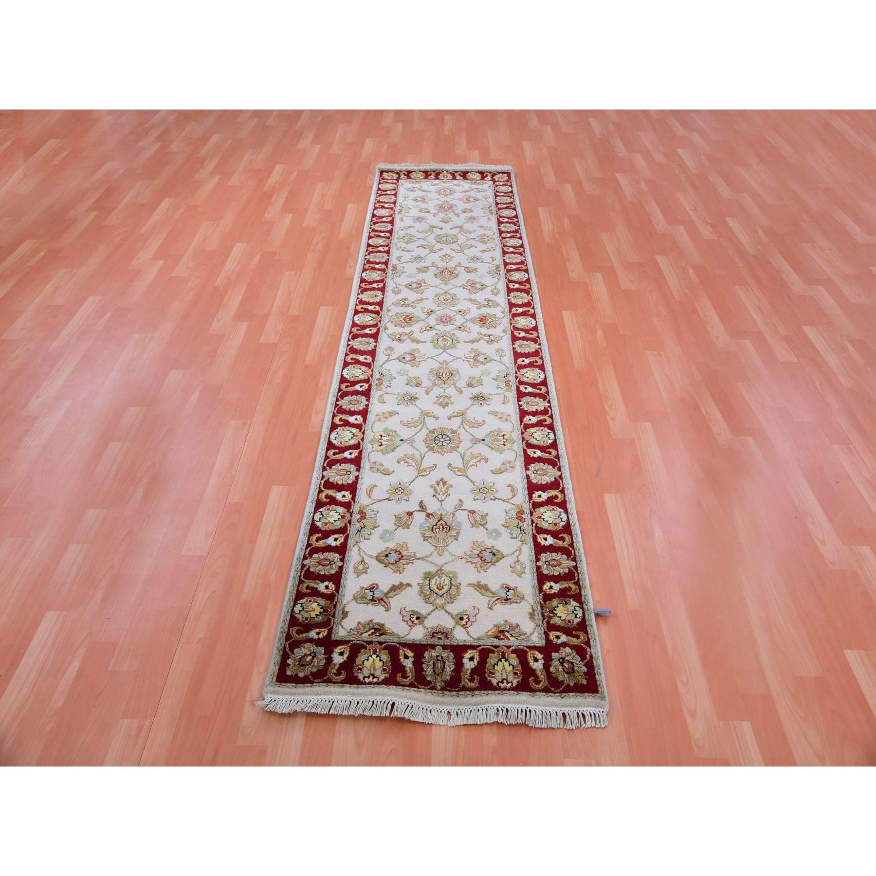 Il s'agit d'un véritable tapis d'Orient en laine et soie, noué à la main, de style Rajasthan Design/One. Il a été noué pendant des mois et des mois selon des techniques de tissage séculaires par des artisans experts.
Matières premières : Laine
Latex