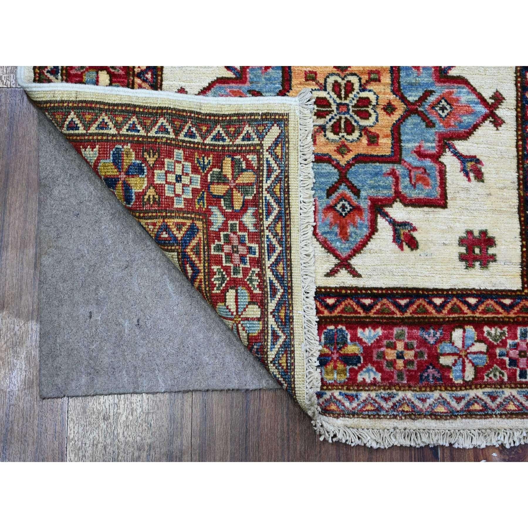 Dies ist ein echter, einzigartiger afghanischer Super Kazak, handgeknüpft, reine Wolle, Orientteppich. Es wurde monatelang von erfahrenen Kunsthandwerkern in jahrhundertealten Webtechniken geknüpft.
Primäre MATERIALIEN: Wolle
Latex: Kein Flor 
Höhe: