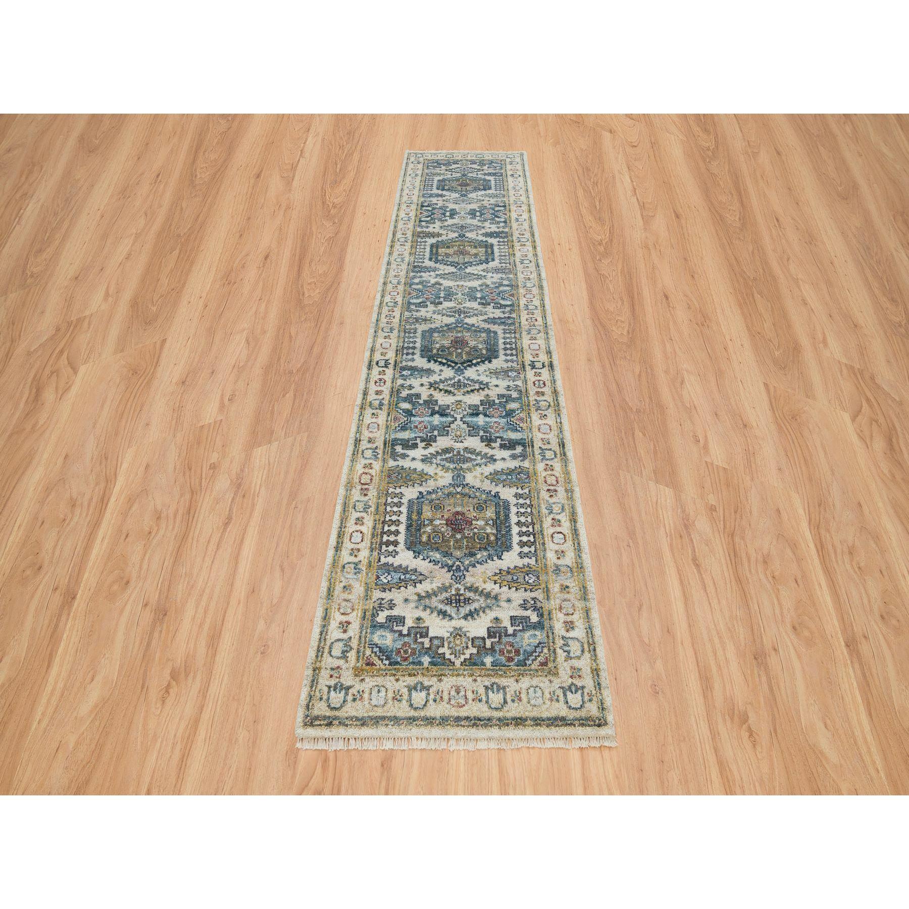 Dies ist eine wirklich echte one-of-a-kind Hand geknüpft Reimagined Persian Viss Design, Läufer, Orientteppich. Es wurde monatelang von erfahrenen Kunsthandwerkern in jahrhundertealten Webtechniken geknüpft.
Primäre MATERIALIEN: Wolle
Latex: Kein