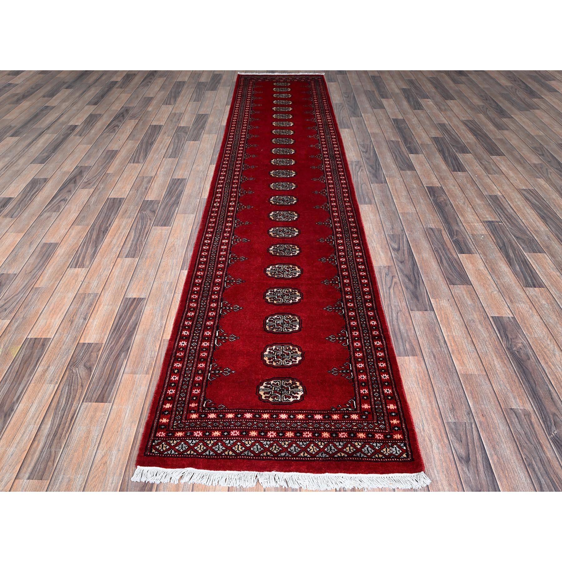 Rosso scarlatto, principessa Bokara con medaglioni tribali, tinture vegetali, lana morbida e vellutata, annodato a mano, runner, tappeto orientale
Materiali primari: Lana
Lattice: No Pile 
altezza: 0,25 pollici
Stile: Tradizionale
Colore primario: