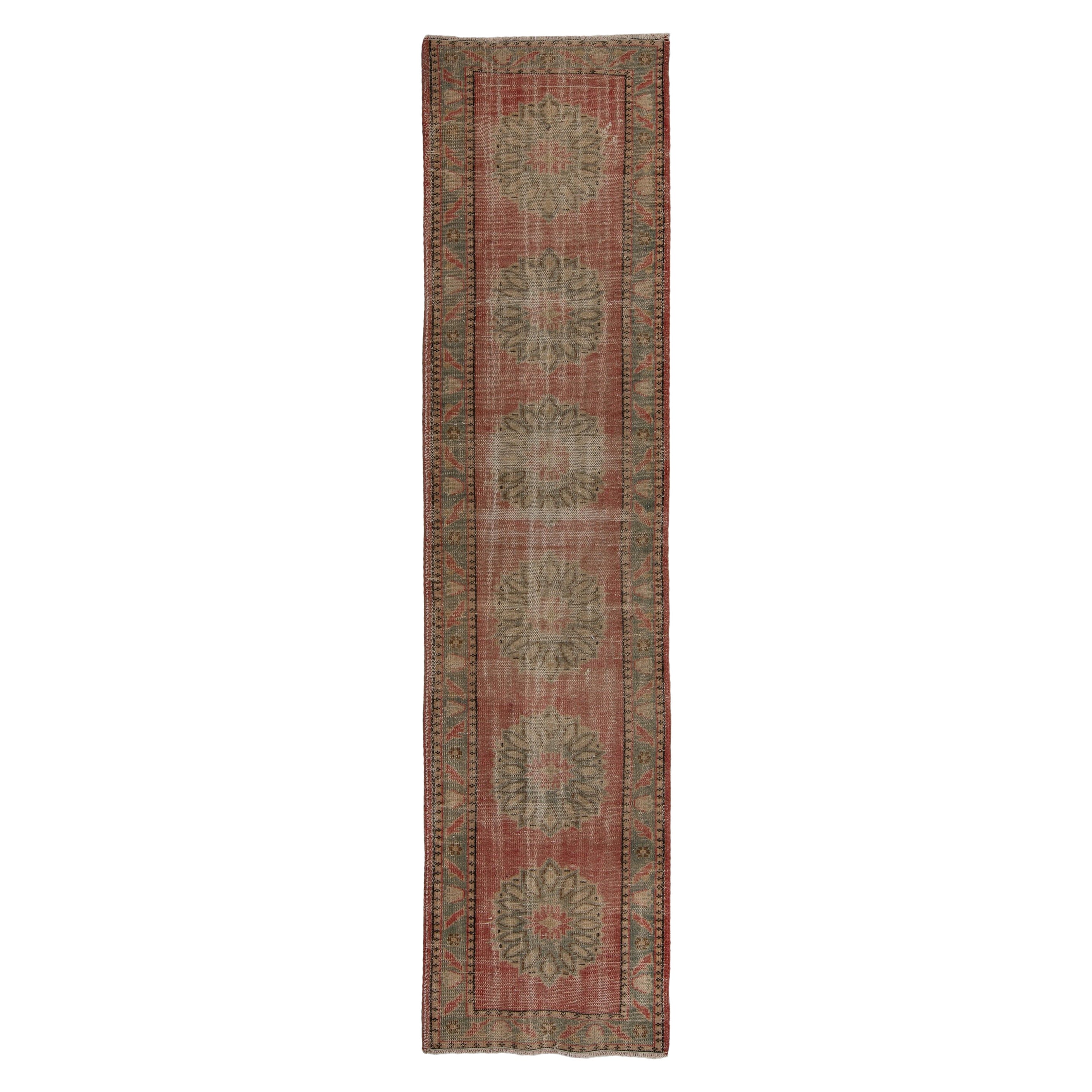 2.7x11.2 Ft handgefertigter anatolischer Vintage-Läufer in verblasstem Rot, Blau und Stein