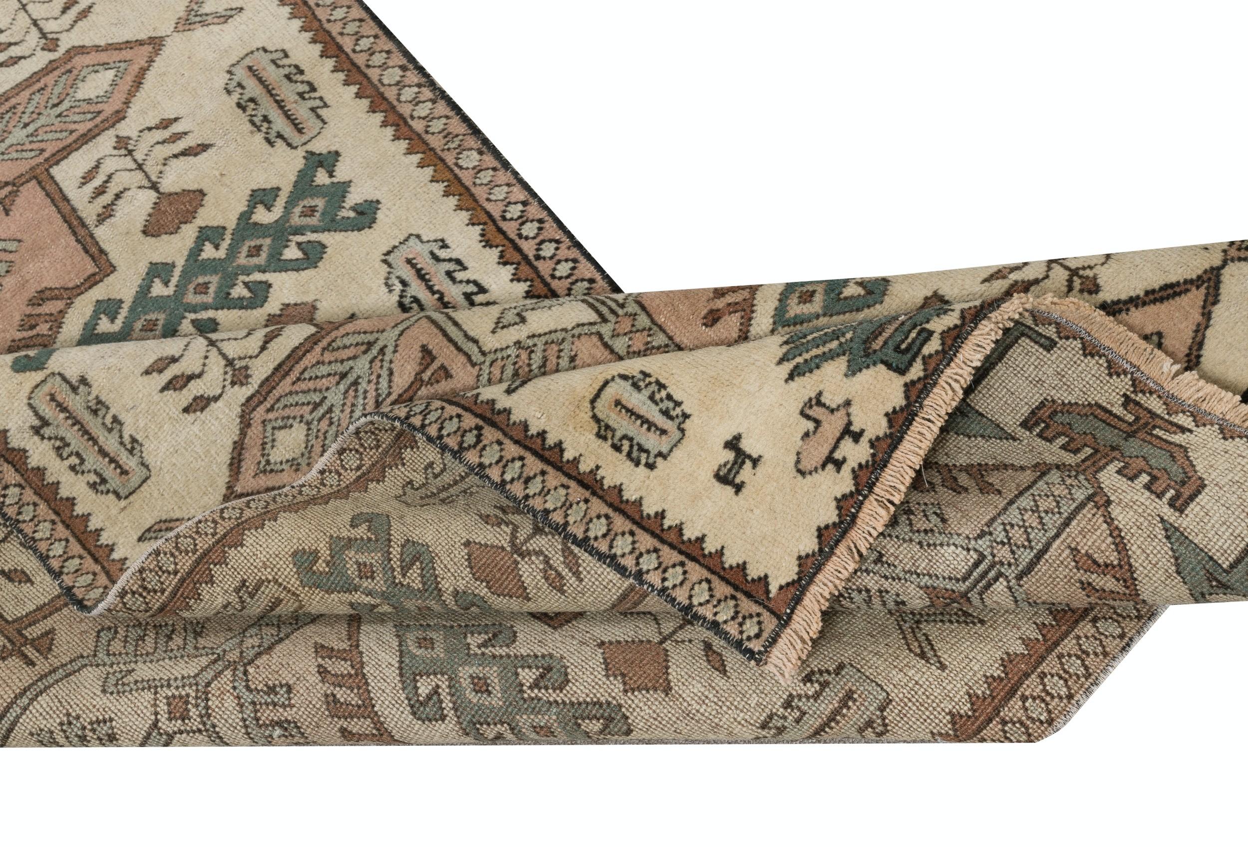 2,7x11,5 Ft handgefertigter schmaler Vintage-Läufer aus türkischer Wolle für Flur-Dekor (Rustikal) im Angebot