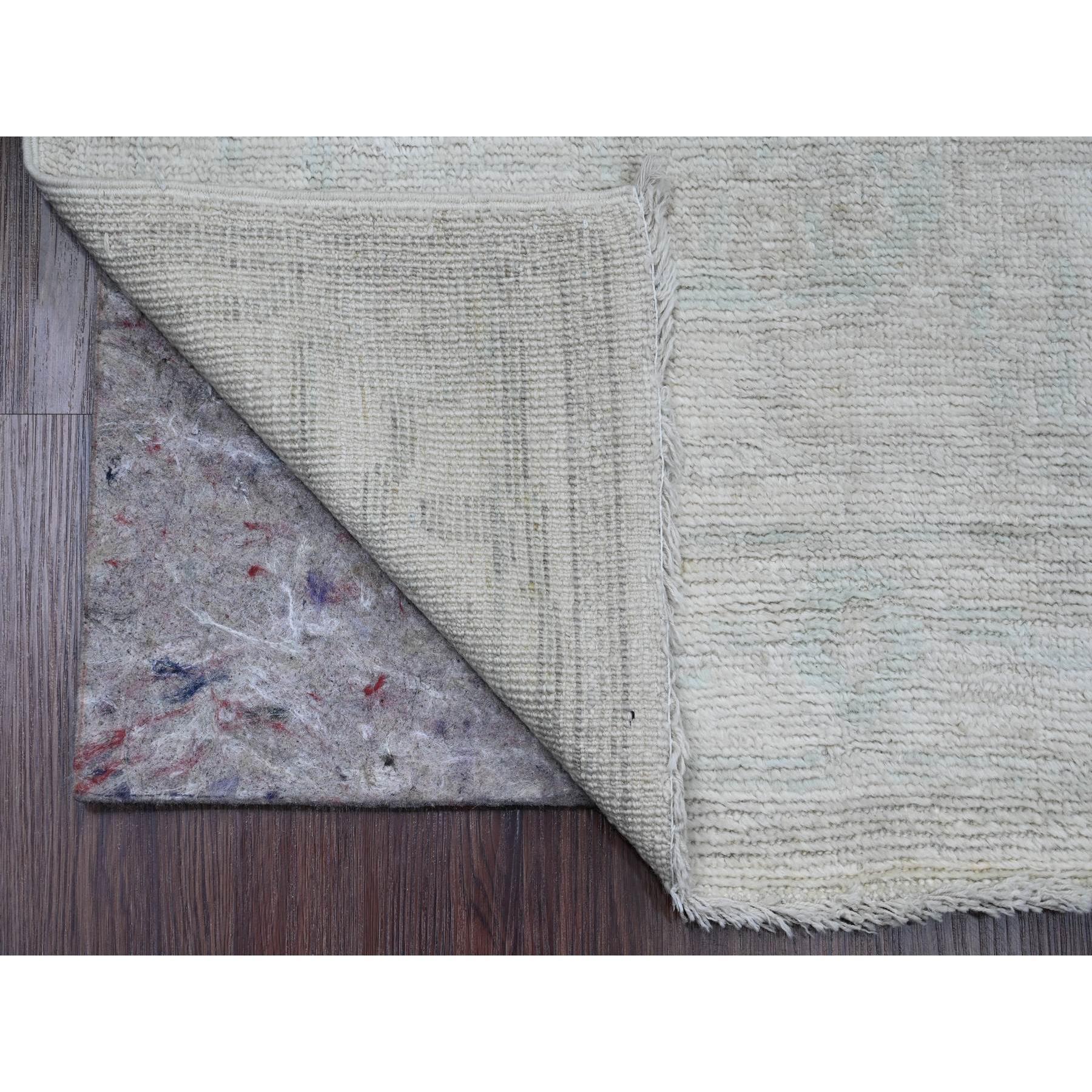 Perlweiß, Handgeknüpft, Afghanischer Angora Oushak mit All-Over-Blatt-Muster, Veggie-Farben, 100% Wolle, Läufer, Orientteppich
Primäre MATERIALIEN: Wolle
Latex: Kein Flor 
Höhe: 0,25 Zoll
Stil: Transitional
Grundfarbe: Elfenbein
Sekundäre Farben: