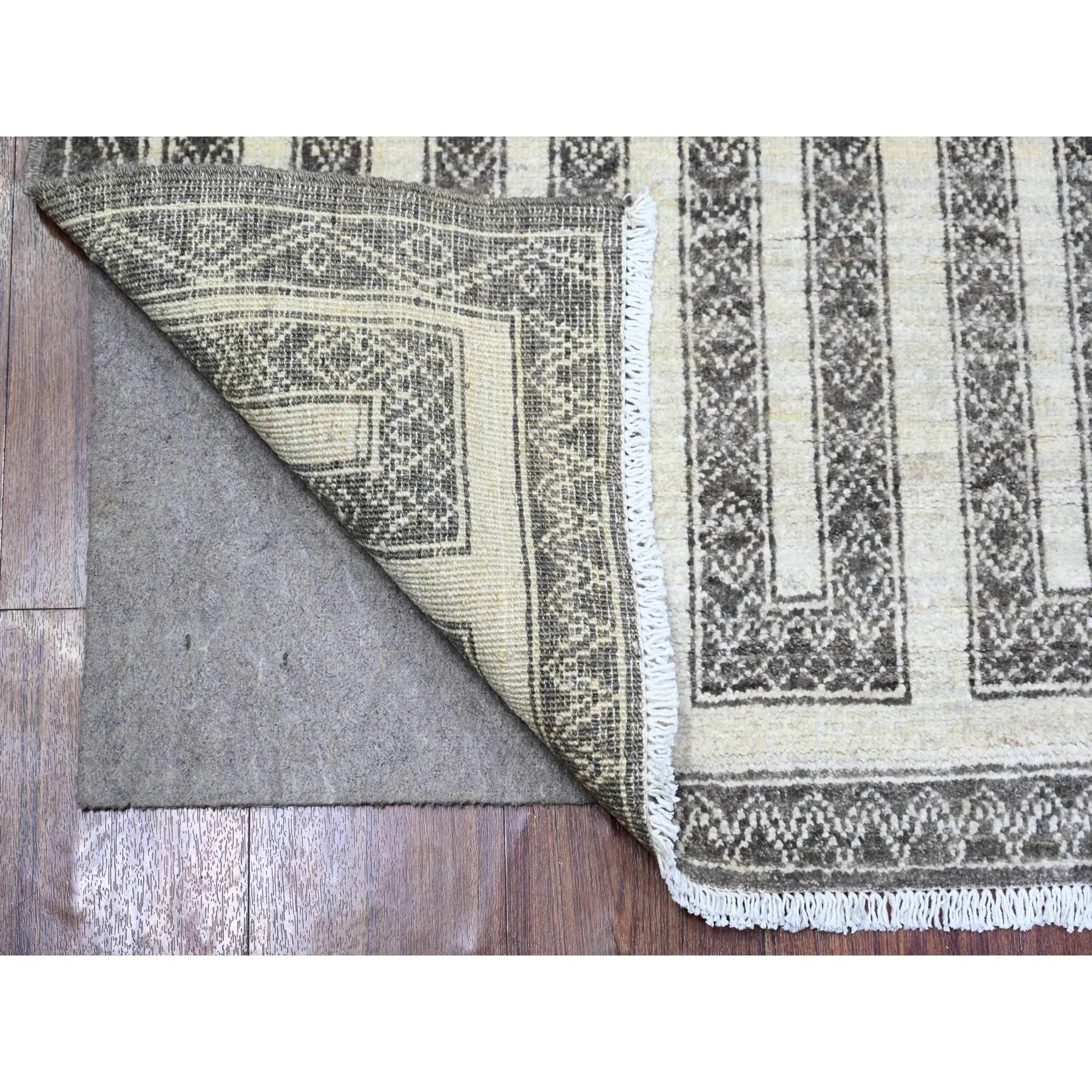 Marrón topo, 100% lana anudada a mano, tintes vegetales Peshawar fina con intrincados motivos geométricos de diseño laberíntico, alfombra oriental Runner
Materiales primarios: Lana
Látex: Sin pelo 
altura: 0,25 Pulgadas
Estilo: Transicional
Color