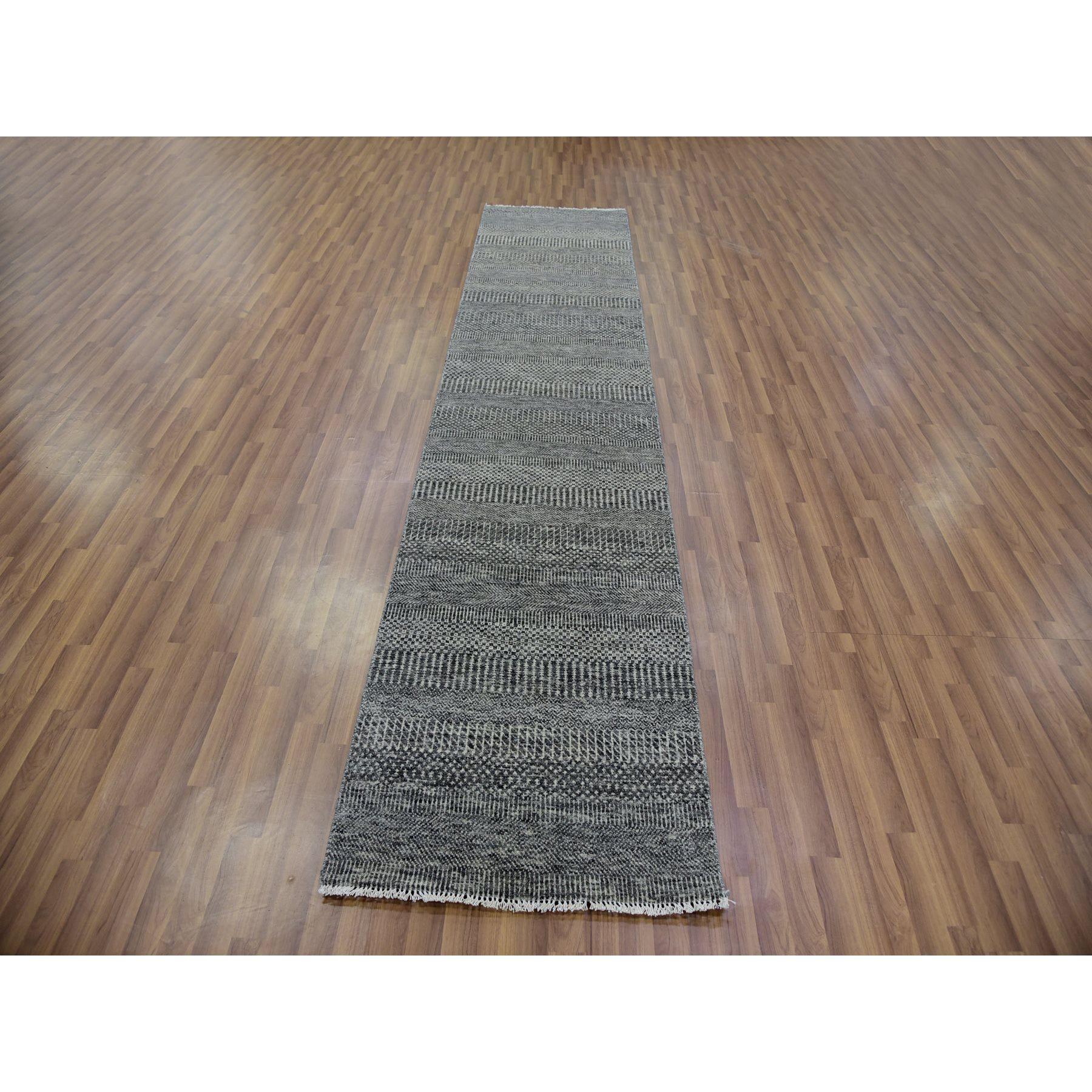 Dies ist ein wirklich echtes Unikat aus ungefärbter reiner Wolle, Ton in Ton, modernes Grasdesign, handgeknüpft, Orientteppich. Es wurde monatelang in jahrhundertealten Webtechniken von Kunsthandwerkern geknüpft.
Primäre MATERIALIEN: Wolle
Latex: