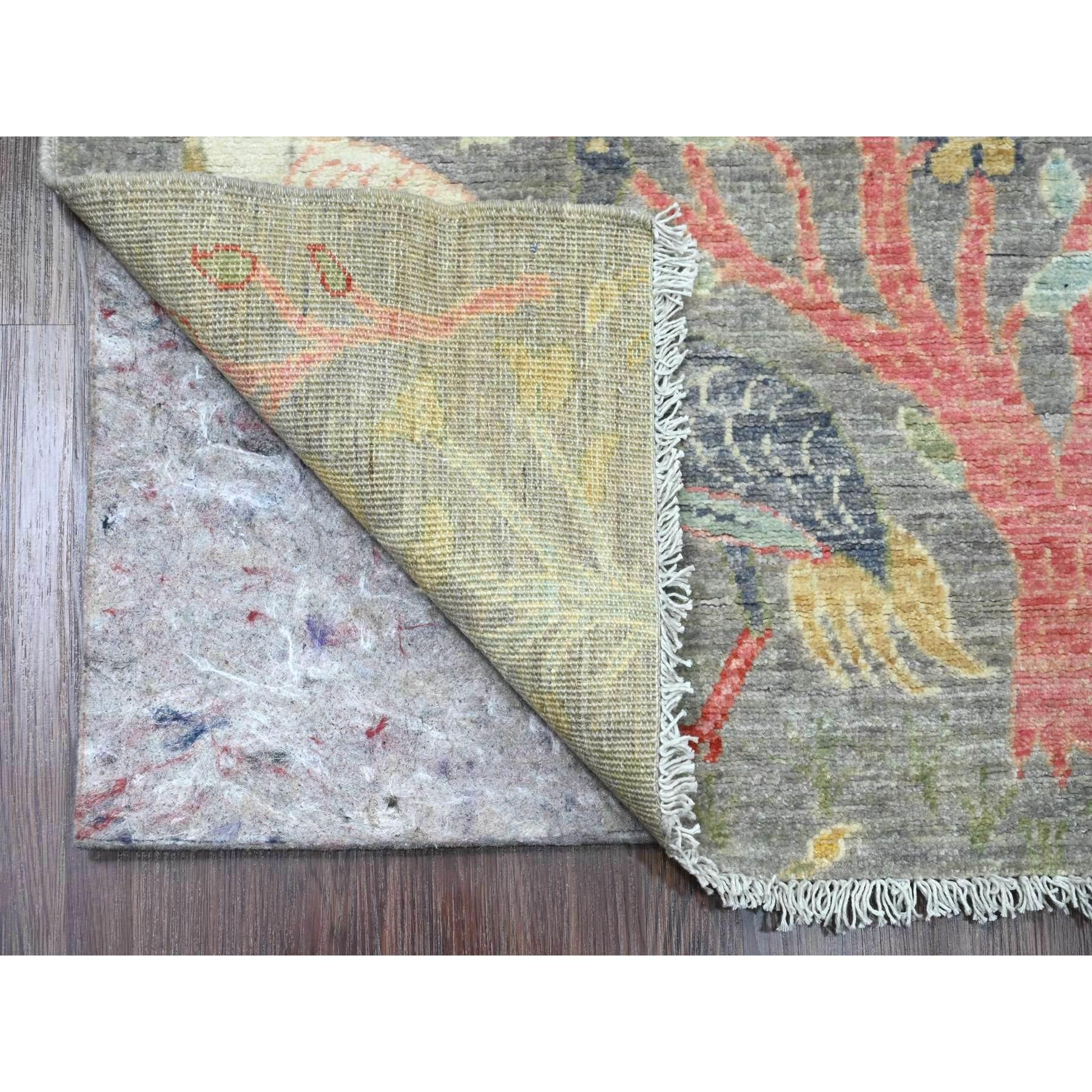 Nerzgrau, Afghanischer Peshawar mit Paradiesvogel-Design, Weiche Wolle, Natürliche Farbstoffe, Handgeknüpft, Läufer, Orientteppich
Primäre MATERIALIEN: Wolle
Latex: Kein Flor 
Höhe: 0,25 Zoll
Stil: Transitional
Grundfarbe: Grau
Sekundäre Farben:
