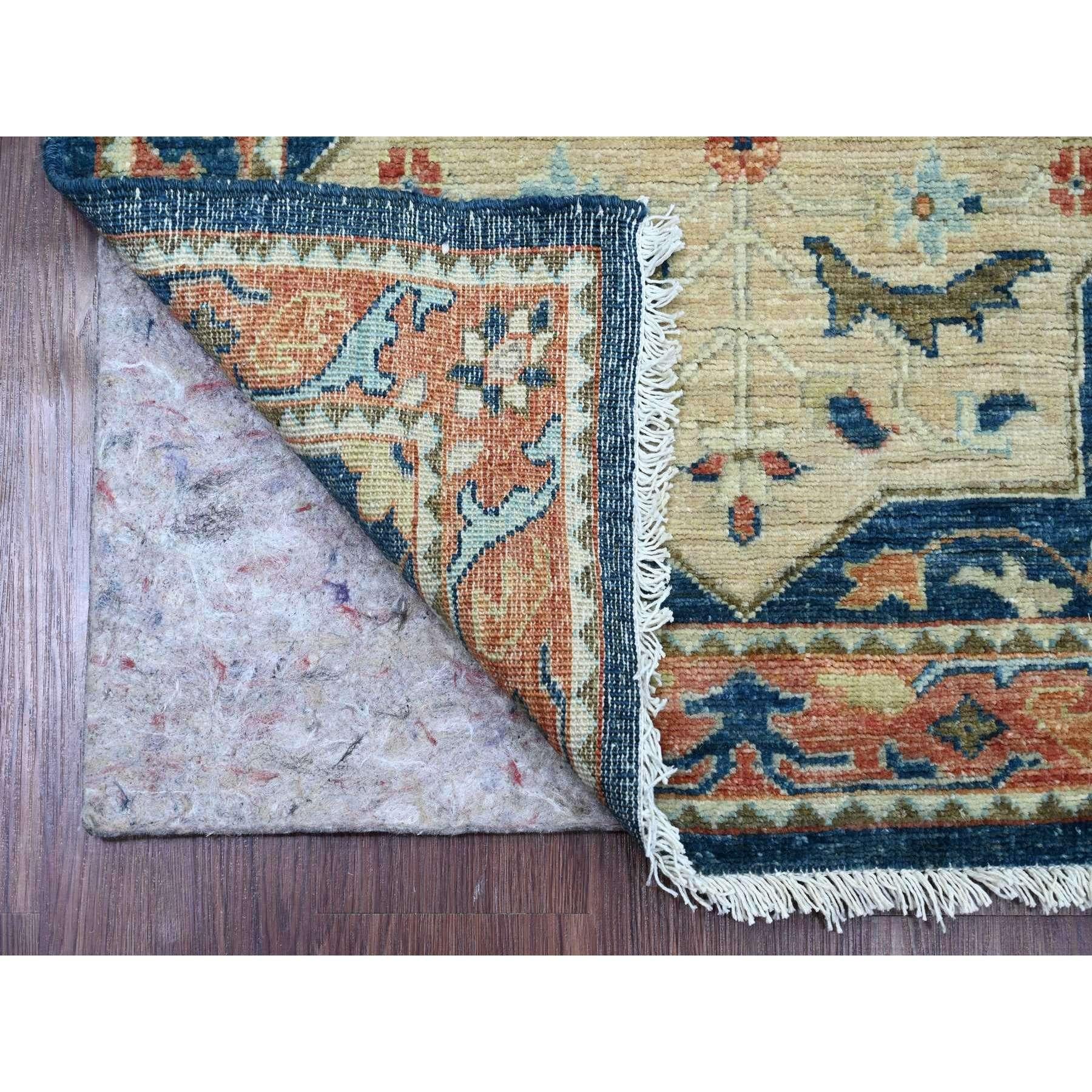 Imperial Blue, Aryana Grade, Afghan Peshawar mit kaukasischem Akstafa Design, Handgeknüpft, Hochgebirgswolle, Läufer, Orientteppich
Primäre MATERIALIEN: Wolle
Latex: Kein Flor 
Höhe: 0,25 Zoll
Stil: Transitional
Grundfarbe: Blau
Sekundäre Farben:
