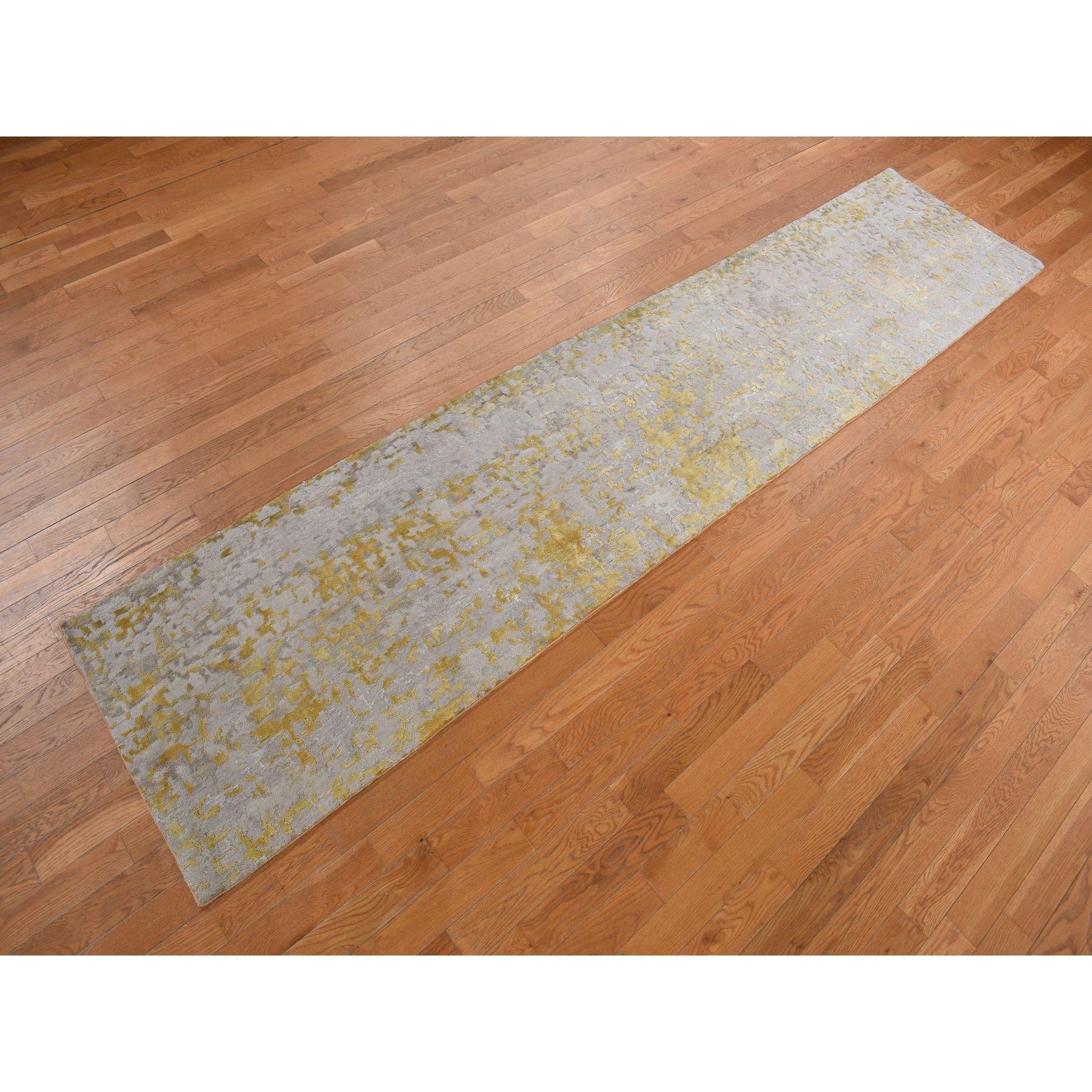 Se trata de una auténtica alfombra oriental dorada, anudada a mano, de diseño abstracto, lana y seda, de pelo alto y bajo. Ha sido anudada durante meses y meses con técnicas artesanales de tejido centenarias por expertos artesanos.
Materiales