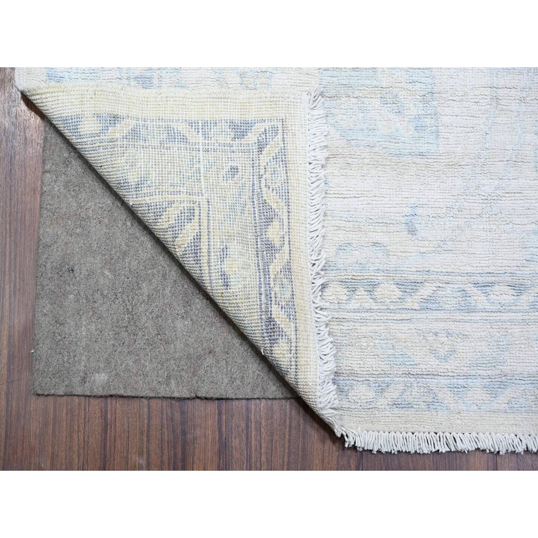 Il s'agit d'un véritable tapis d'Orient Washed Out Peshawar, noué à la main, en pure laine. Il a été noué pendant des mois et des mois selon des techniques de tissage séculaires par des artisans experts.
Matières premières : Laine
Latex : Pas de