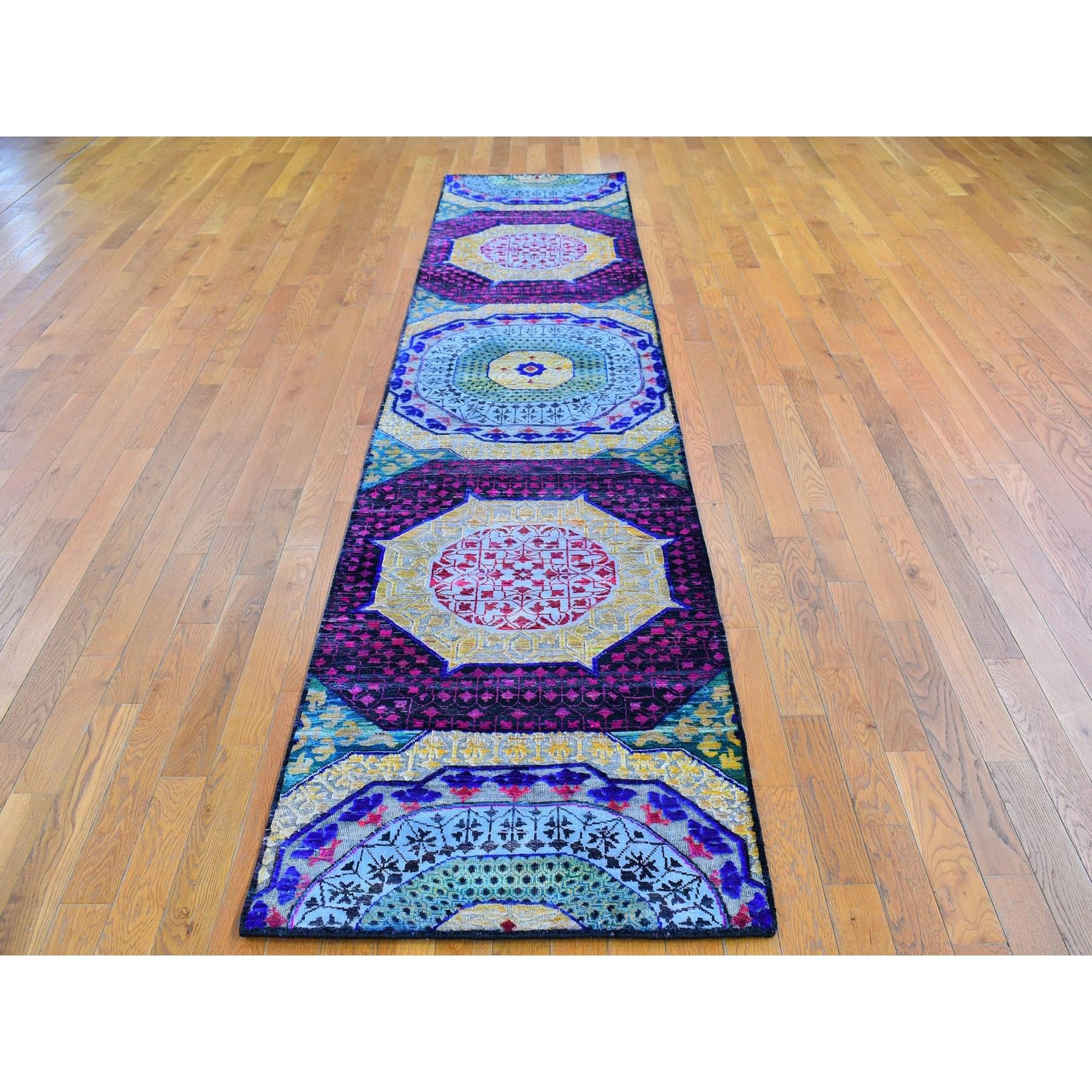 Il s'agit d'un véritable tapis d'Orient, unique en son genre, en soie Sari et laine texturée, au design Mamluke coloré, noué à la main. Il a été tissé pendant des mois et des mois selon les techniques séculaires de l'artisanat persan par des
