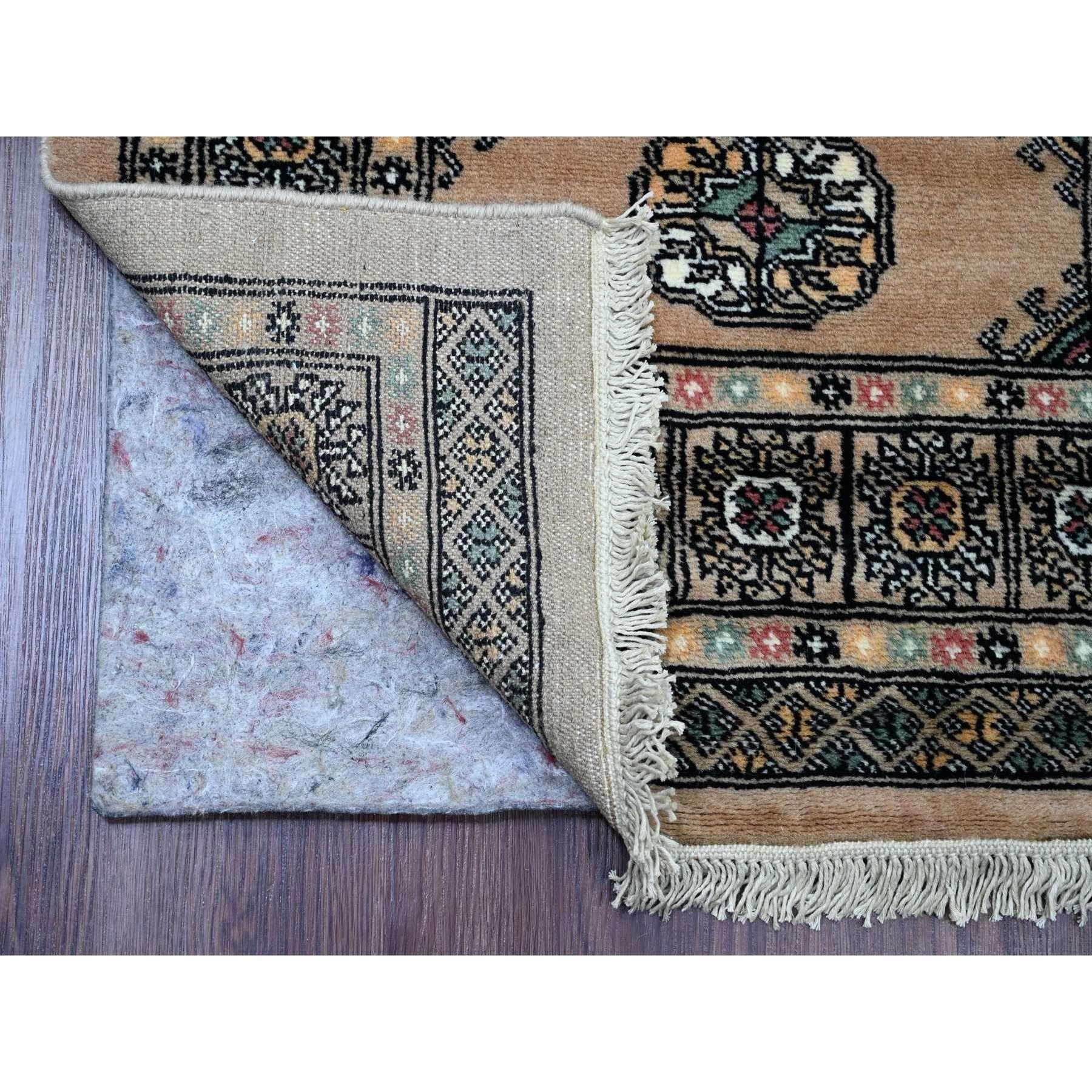 Boulder White, Mori Bokara mit geometrischen Medaillons Design, 100% Wolle, Handgeknüpft, Läufer, Orientteppich
Primäre MATERIALIEN: Wolle
Latex: Kein Flor 
Höhe: 0,25 Zoll
Stil: Traditionell
Grundfarbe: Elfenbein
Sekundäre Farben: Rot, Grün,