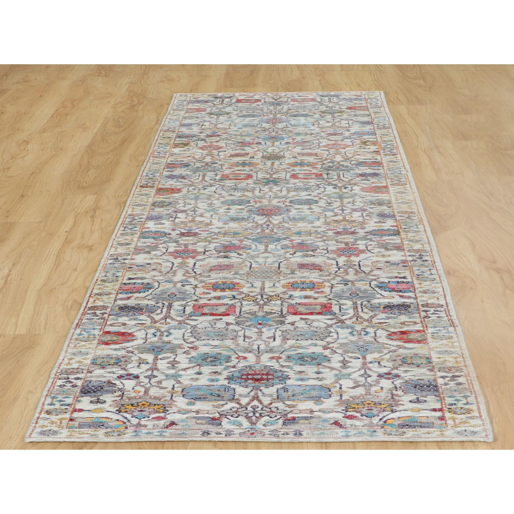 Dies ist eine wirklich echte one-of-a-kind Bunte Seide mit strukturierter Wolle Tabriz Design Läufer handgeknüpft Orientteppich. Es wurde monatelang in der jahrhundertealten persischen Webtechnik von erfahrenen Handwerkern geknüpft.
Primäre