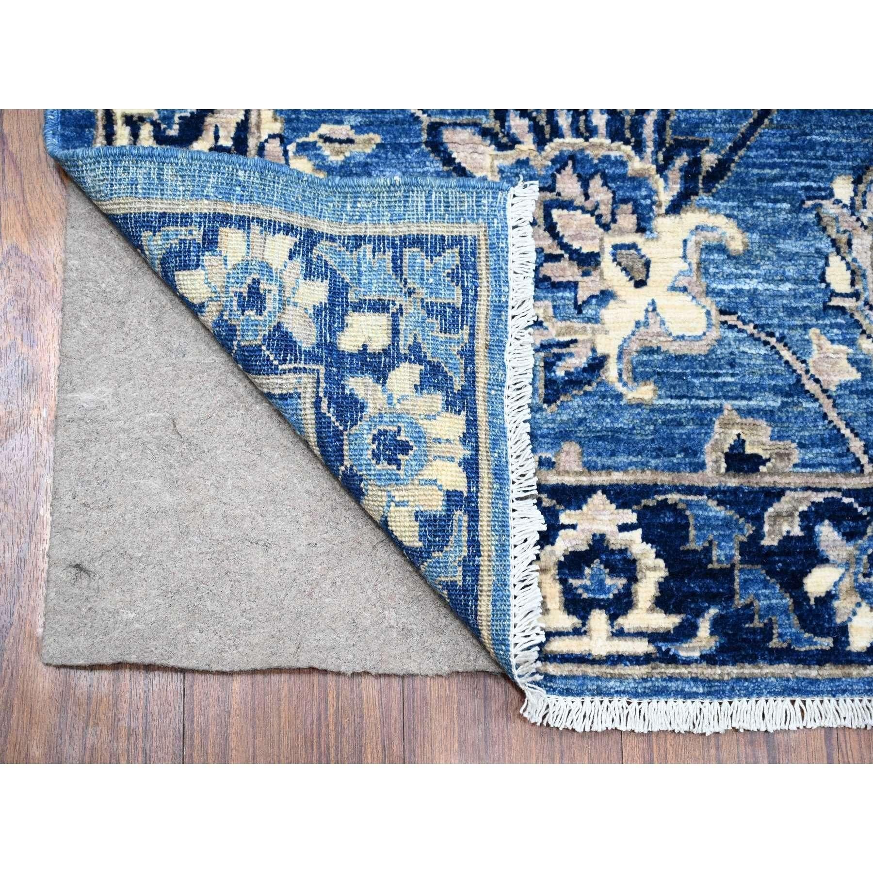 Dies ist eine wirklich echte one-of-a-kind Mahal Design mit all over Scrolls und Adern, Peshawar Hand geknüpft, reine Wolle, Orientteppich. Es wurde monatelang von erfahrenen Kunsthandwerkern in jahrhundertealten Webtechniken geknüpft.
Primäre