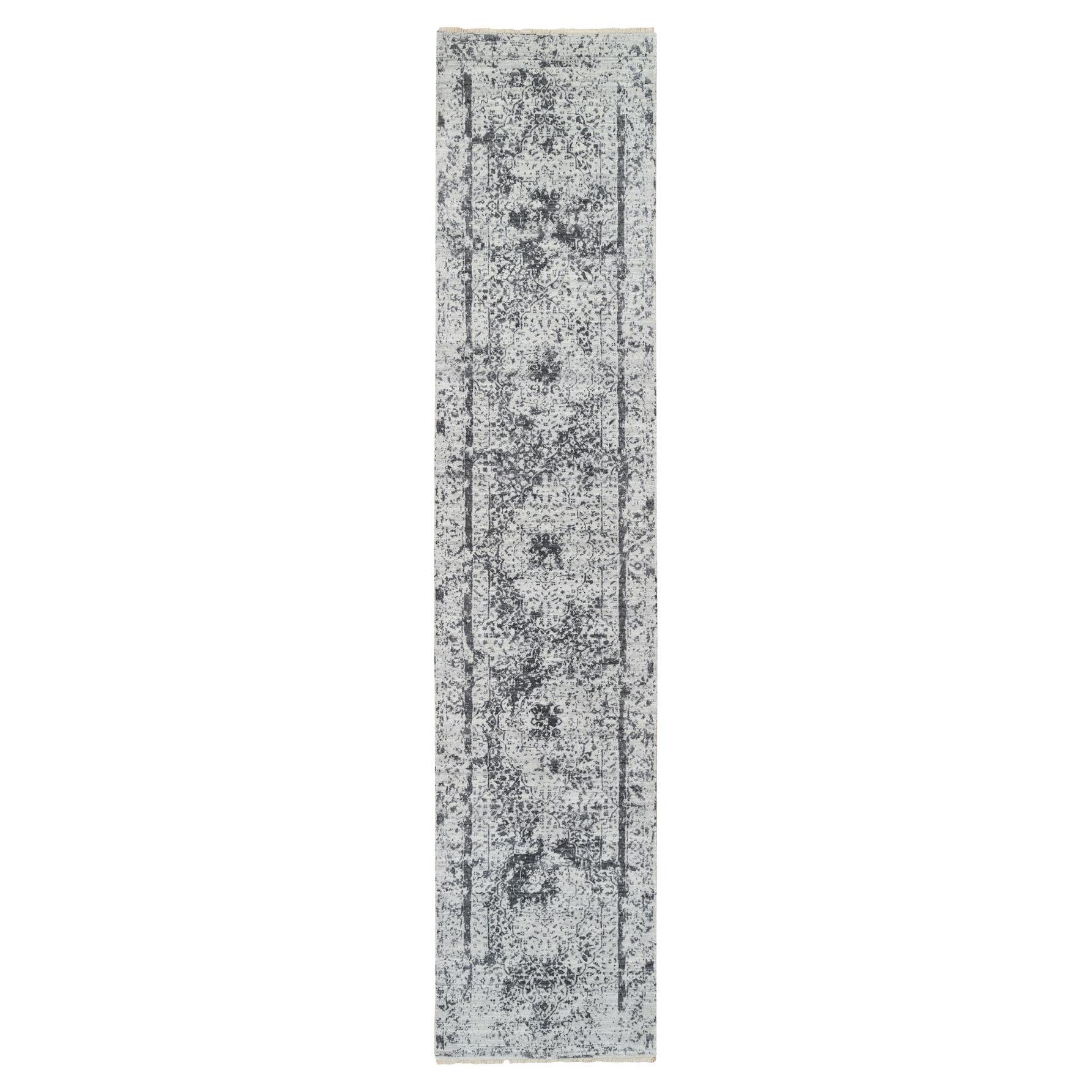 2'7 "x12' Grigio, Annodato a mano, Disegno persiano cancellato, Lana e seta, Tappeto Runner