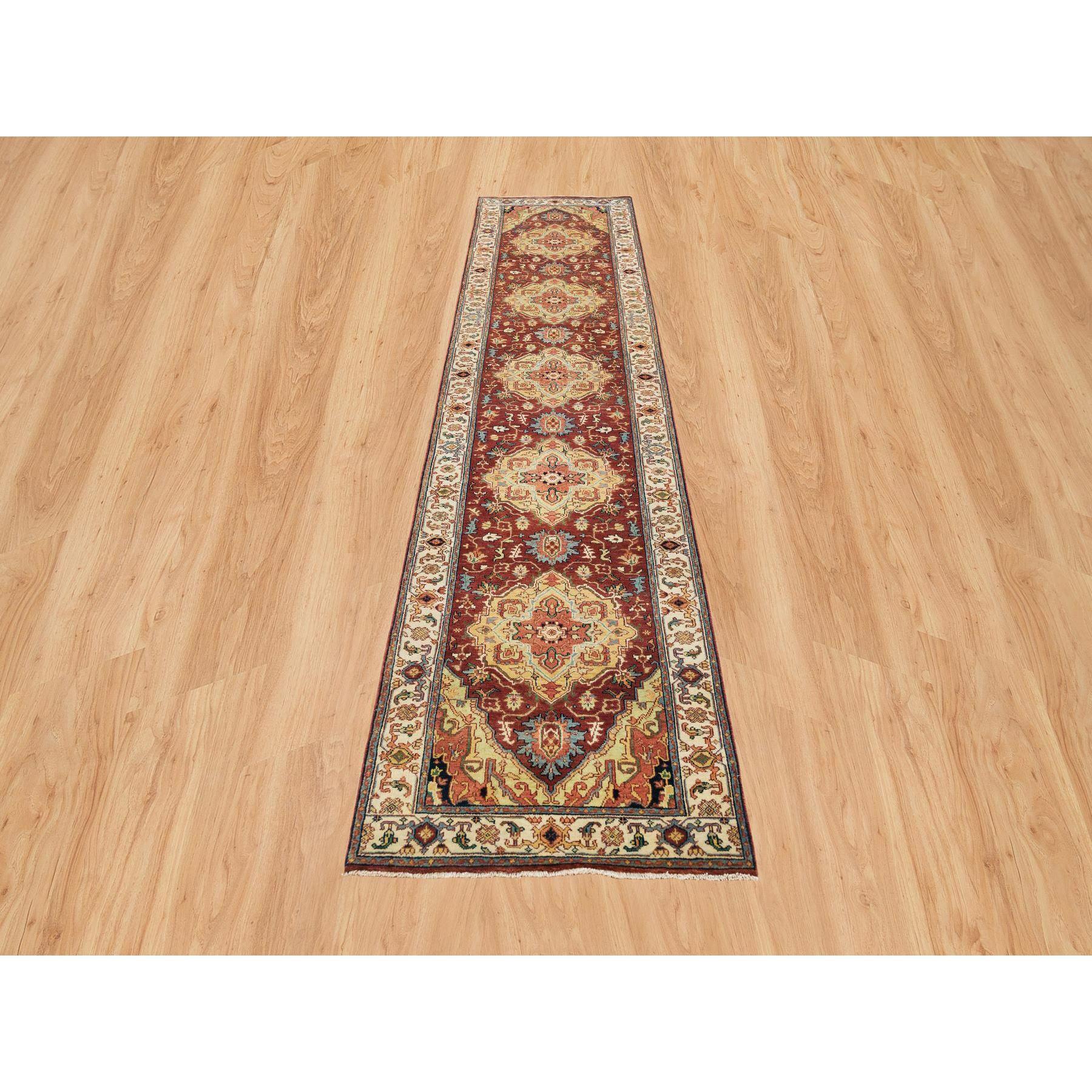 Rosso terracotta, Ricreazione di Heriz pregiato anticato, trama densa con tinture naturali, lana organica annodata a mano, tappeto orientale Runner
Materiali primari: Lana
Lattice: No Pile 
altezza: 0,25 pollici
Stile: Tradizionale
Colore primario: