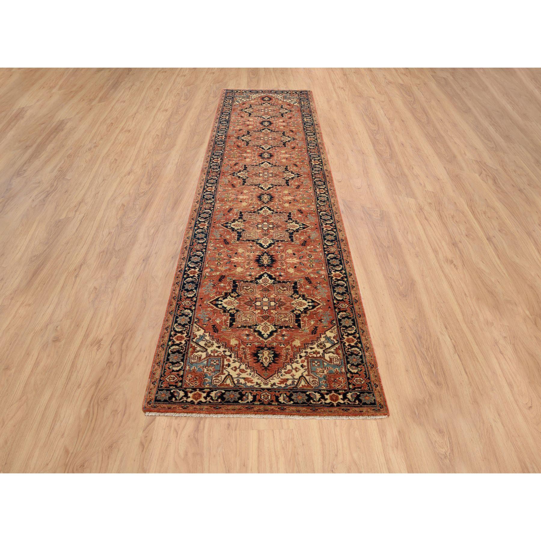 Dies ist eine wirklich echte one-of-a-kind Terrakotta rot, reine Wolle handgeknüpft antiken feinen Heriz Re-Kreation, Dense Weave Natural Dyes, Läufer Orientteppich. Es wurde monatelang in jahrhundertealten Webtechniken geknüpft von
Primäre