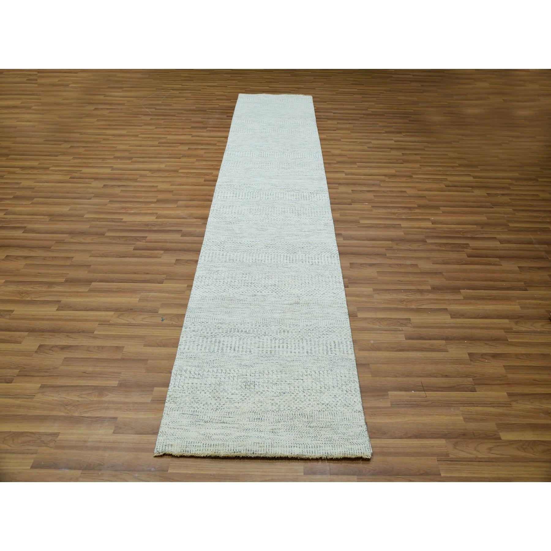 Il s'agit d'un véritable tapis d'Orient en pure laine non teintée, ton sur ton, au design moderne de graminées, noué à la main. Il a été noué pendant des mois et des mois par des artisans selon des techniques de tissage séculaires.
Matières