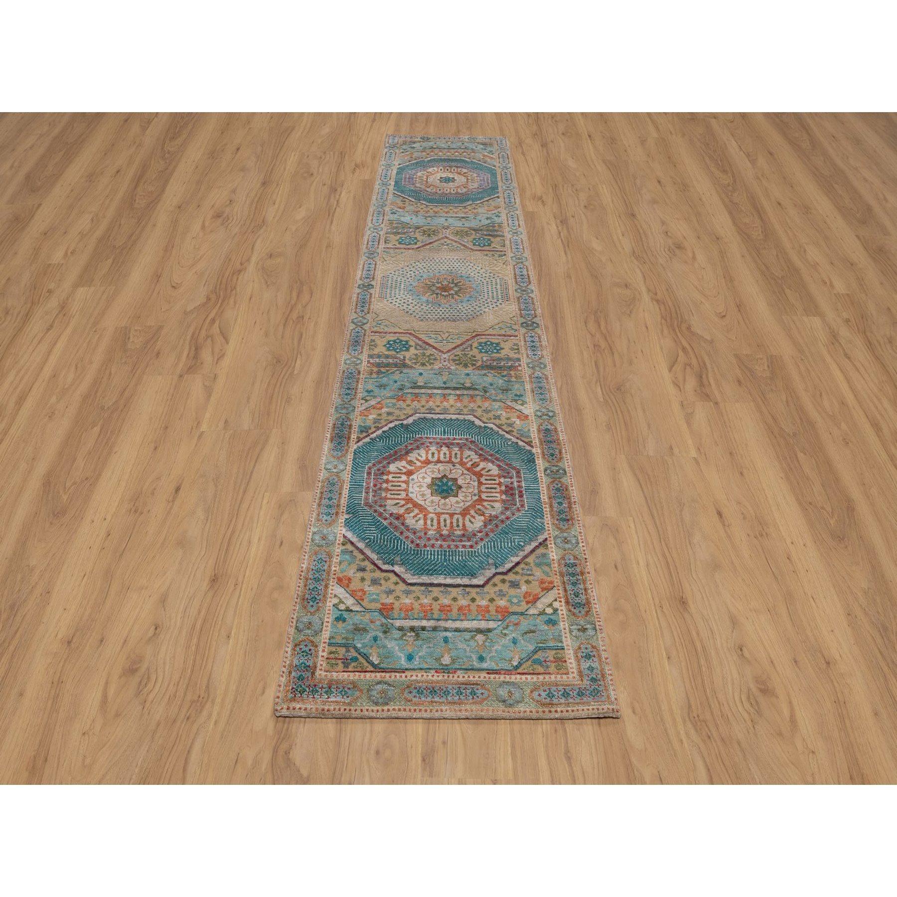 Brun amande, noué à la main, Mamluke Design avec médaillons géométriques, laine et soie texturées, chemin de table, tapis d'Orient
Matériaux primaires : Laine et soie
Latex : Pas de poils 
hauteur : 0,25 pouces
Style : Traditionnel
Couleur primaire