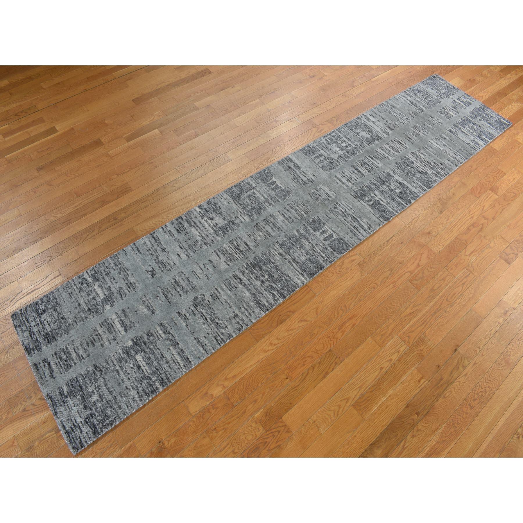 Tappeto Laid Back Gray, filato a mano, lana naturale non colorata, moderno disegno a croce cancellata, annodato a mano, Runner, Tappeto orientale
Materiali primari: Lana
Lattice: No Pile 
altezza: 0,25 pollici
Stile: Contemporaneo
Colore primario: