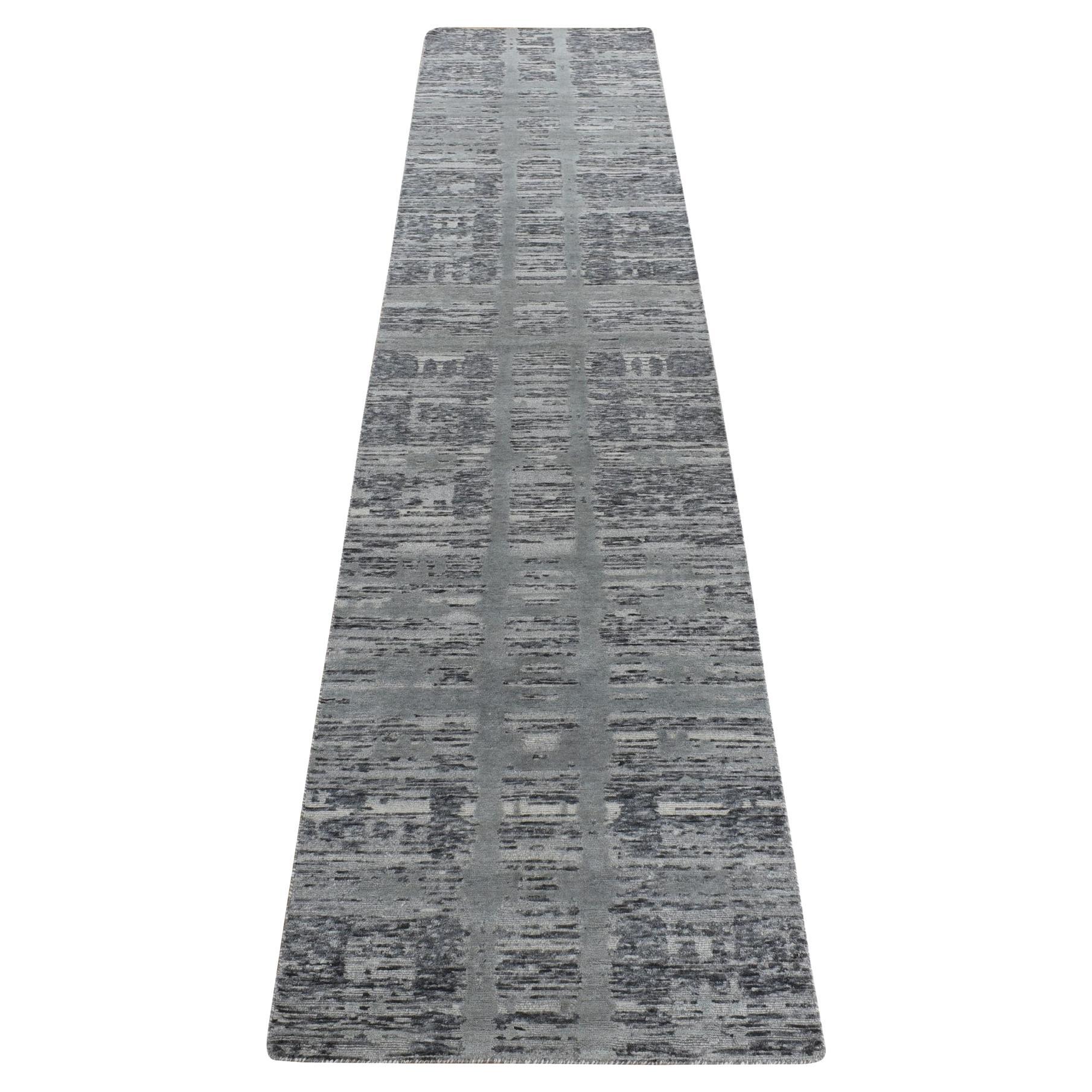 2'7"x12'1" Grauer handgeknüpfter Läufer aus unbefärbter natürlicher Wolle mit modernem, gerafftem Design