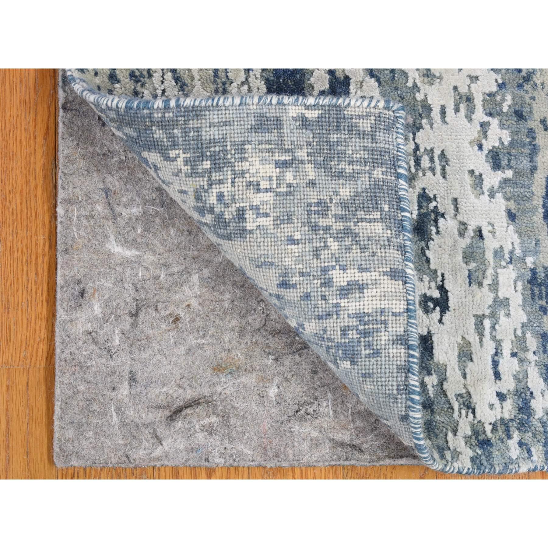 Dies ist eine wirklich echte one-of-a-kind Hand geknüpft abstraktes Design Wolle und echte Seide Denim Blue Runner Oriental Rug. Es wurde monatelang von erfahrenen Kunsthandwerkern in jahrhundertealten Webtechniken geknüpft.
Primäre MATERIALIEN: