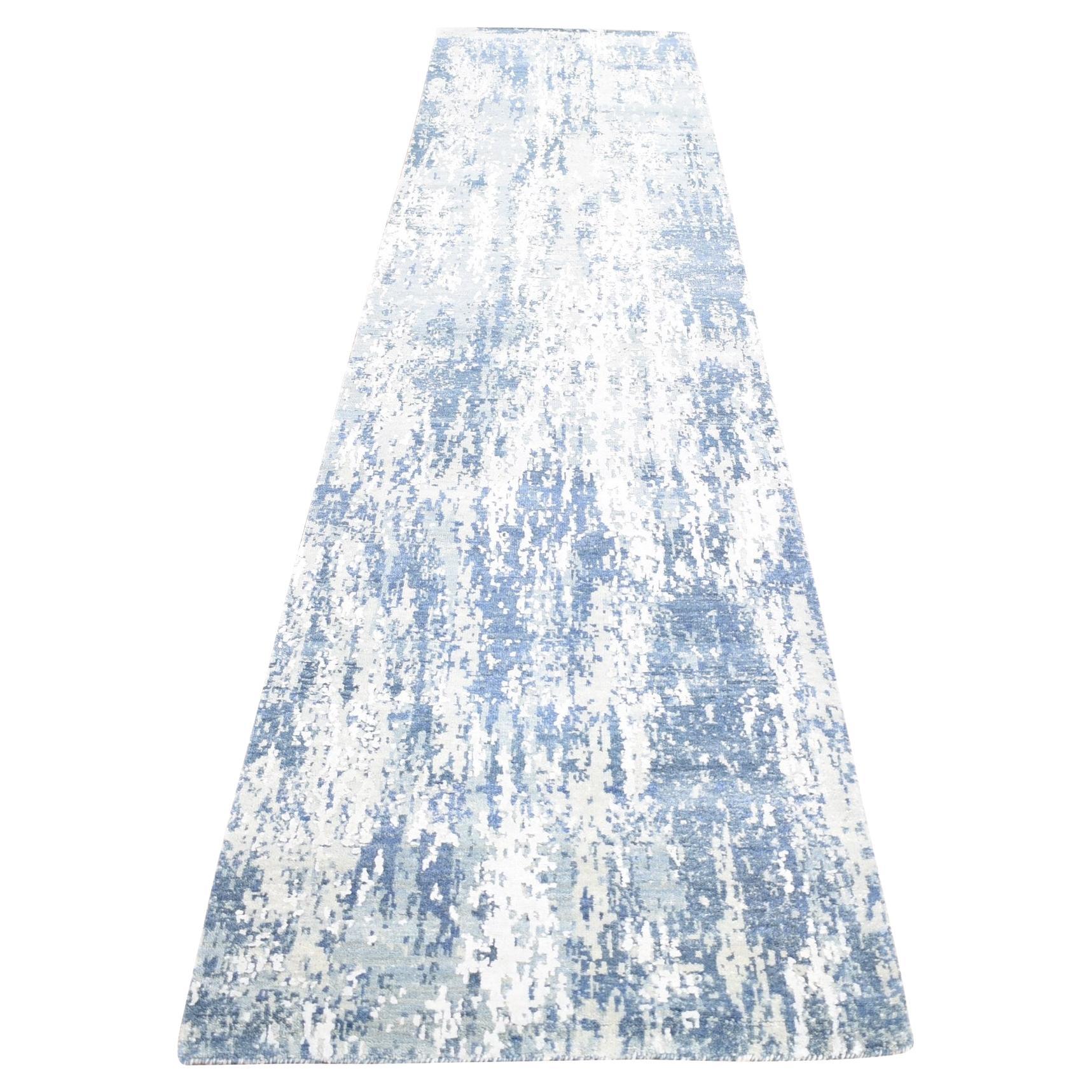 2'7 "x12'1" Tapis de course en laine et soie véritable bleu denim, noué à la main, au design abstrait