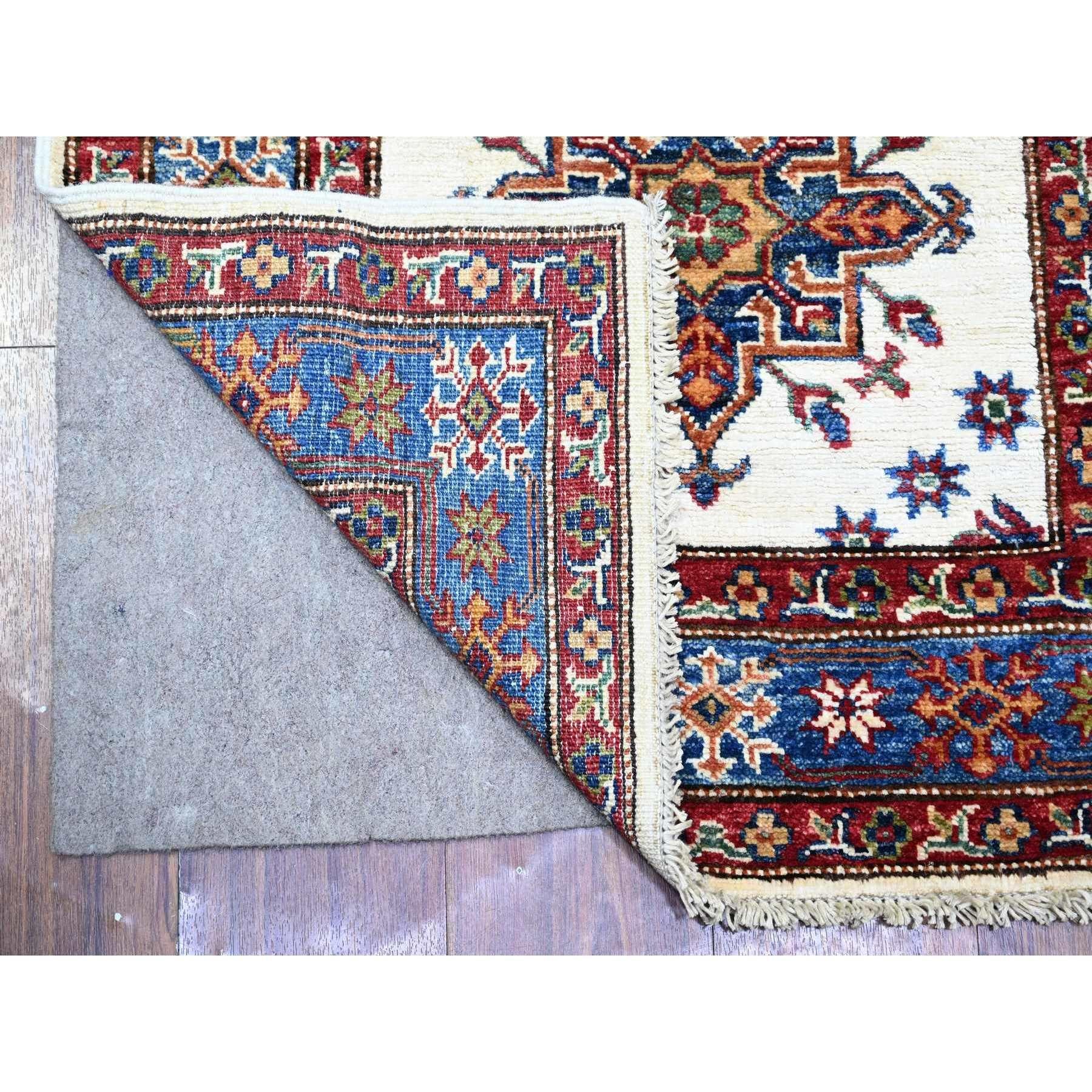 Dies ist eine wirklich echte one-of-a-kind Hand Knotted Afghan Super Kazak mit Stammes-Medaillons Design Orientteppich. Es wurde monatelang von erfahrenen Kunsthandwerkern in jahrhundertealten Webtechniken geknüpft.
Primäre MATERIALIEN: Wolle
Latex:
