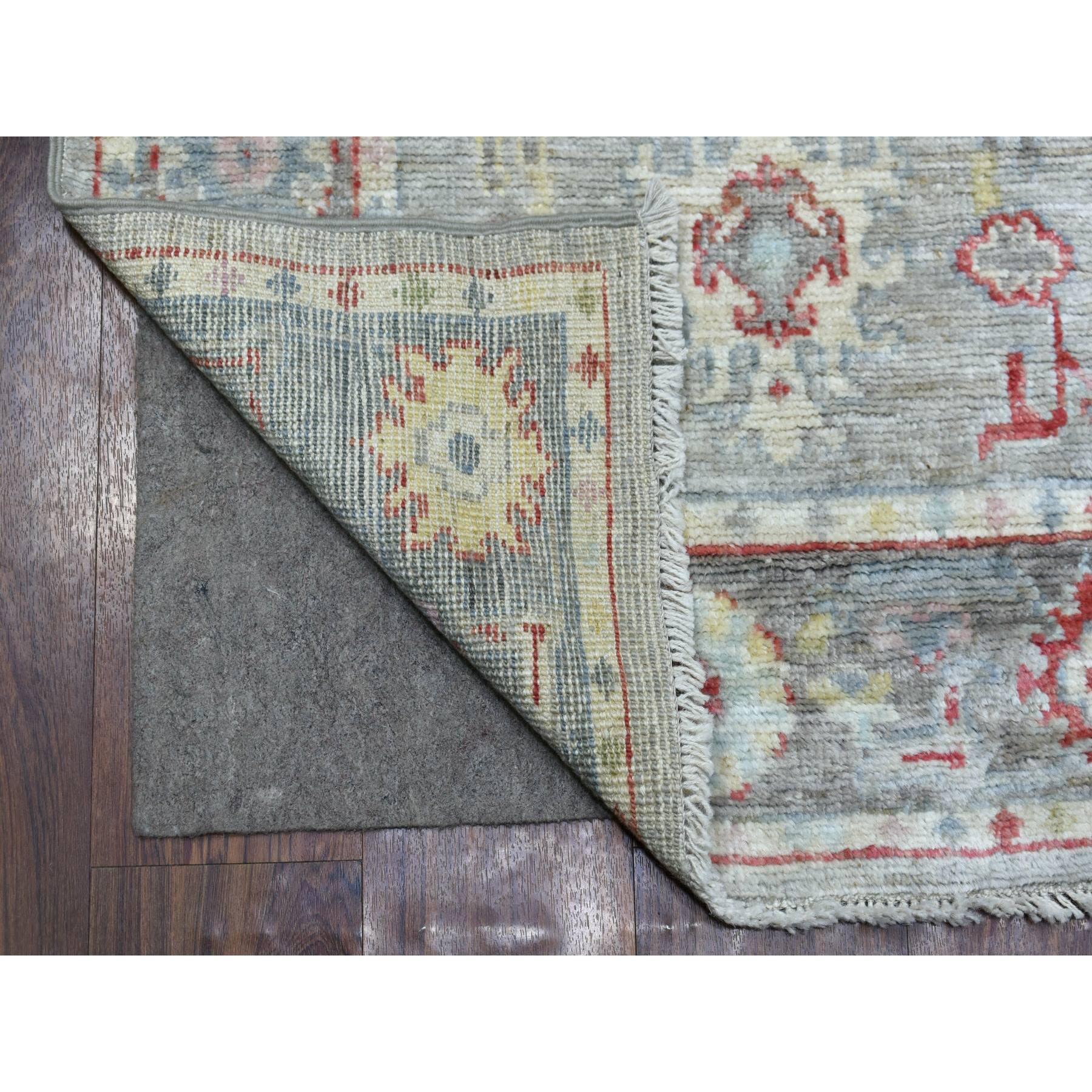 Il s'agit d'un véritable tapis de course oriental en laine pure nouée à la main, unique en son genre, de couleur grise angora Ushak avec un motif floral audacieux. Il a été noué pendant des mois et des mois selon des techniques de tissage séculaires