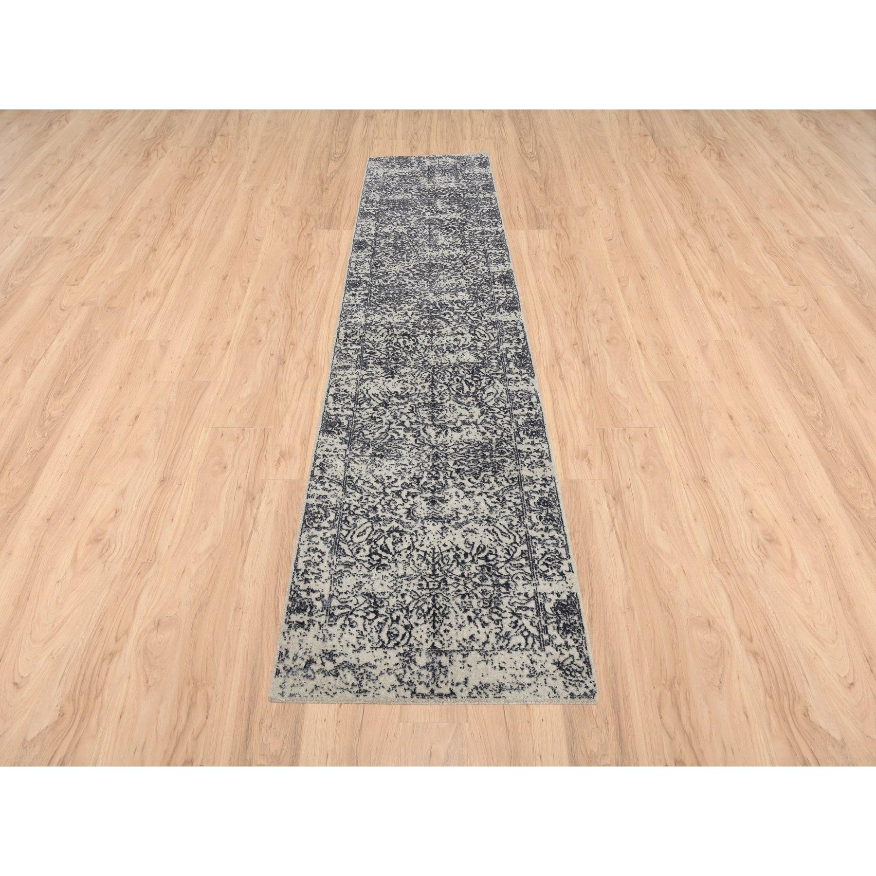 Si tratta di un autentico esemplare unico in lana e seta d'arte lavorato a mano, di colore grigio chiaro e jacquard con disegno cancellato. È stata tessuta per mesi e mesi con tecniche di tessitura secolari da artigiani esperti.
Materiali primari: