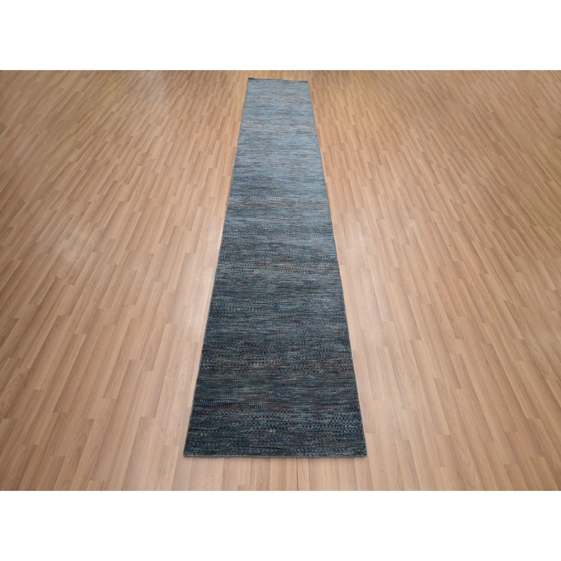 Blu Space Cadet, Design Modern Grass, Trama più fitta, Lana e Seta, Annodato a mano, Lussuoso e soffice, Runner, Tappeto Orientale
Materiali primari: Lana e seta
Lattice: No Pile 
altezza: 0,25 pollici
Stile: Contemporaneo
Colore primario: