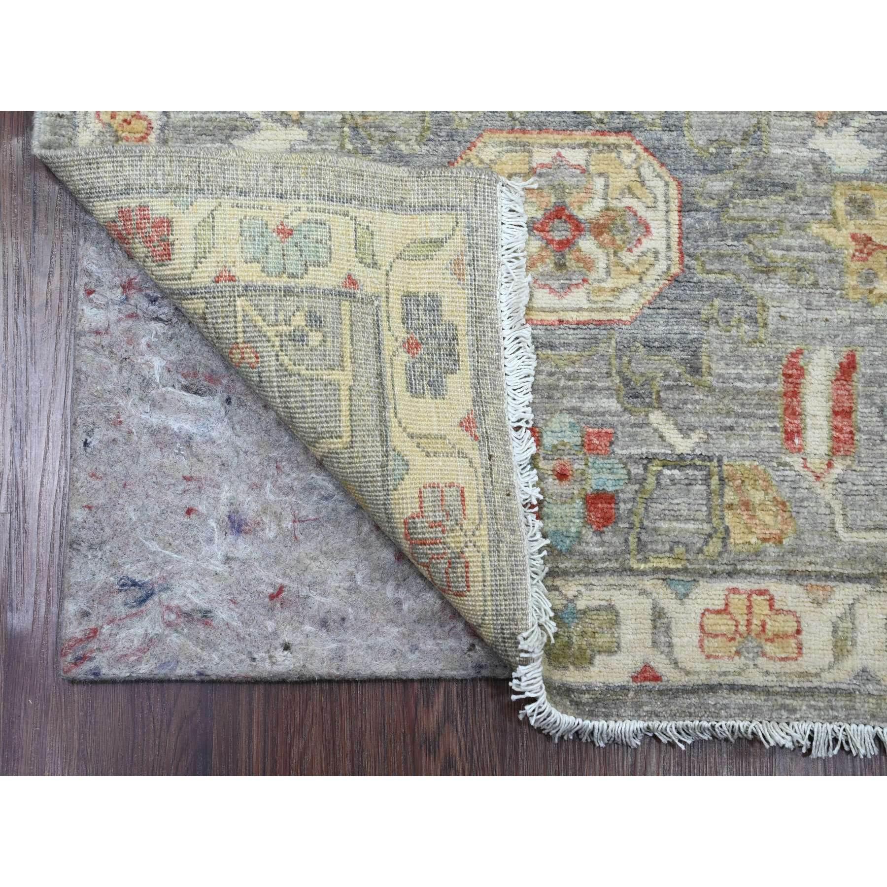 Mittelgrau, Peshawar mit Heriz Design, Hochgebirgswolle, handgeknüpft, dicht gewebt, Pflanzenfarben, Läufer, Orientteppich
Primäre MATERIALIEN: Wolle
Latex: Kein Flor 
Höhe: 0,25 Zoll
Stil: Transitional
Grundfarbe: Grau
Sekundäre Farben: Rot,
