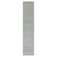 2
7 "x12
4" Mindful Gray Undyed Wool Hand Knotted Modern Grass Design Runner Rug, un tappeto grigio non colorato, annodato a mano.