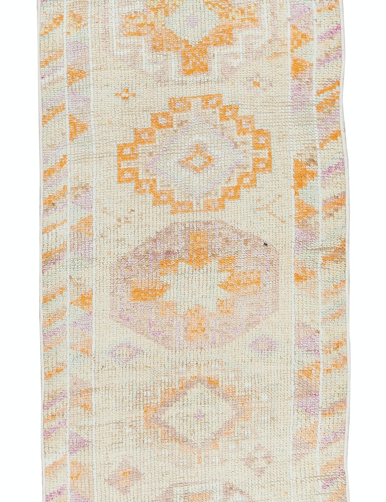 2.7x12.7 Ft Vintage Handgefertigter Anatolischer Läufer, verblasster schmaler Flurteppich, Vintage (Handgewebt) im Angebot