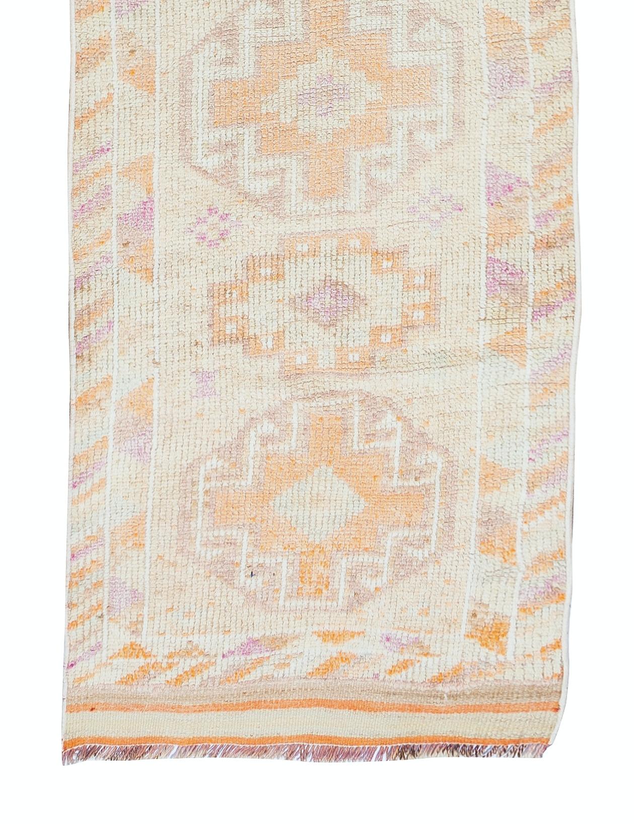 2.7x12.7 Ft Vintage Handgefertigter Anatolischer Läufer, verblasster schmaler Flurteppich, Vintage im Zustand „Gut“ im Angebot in Spring Valley, NY